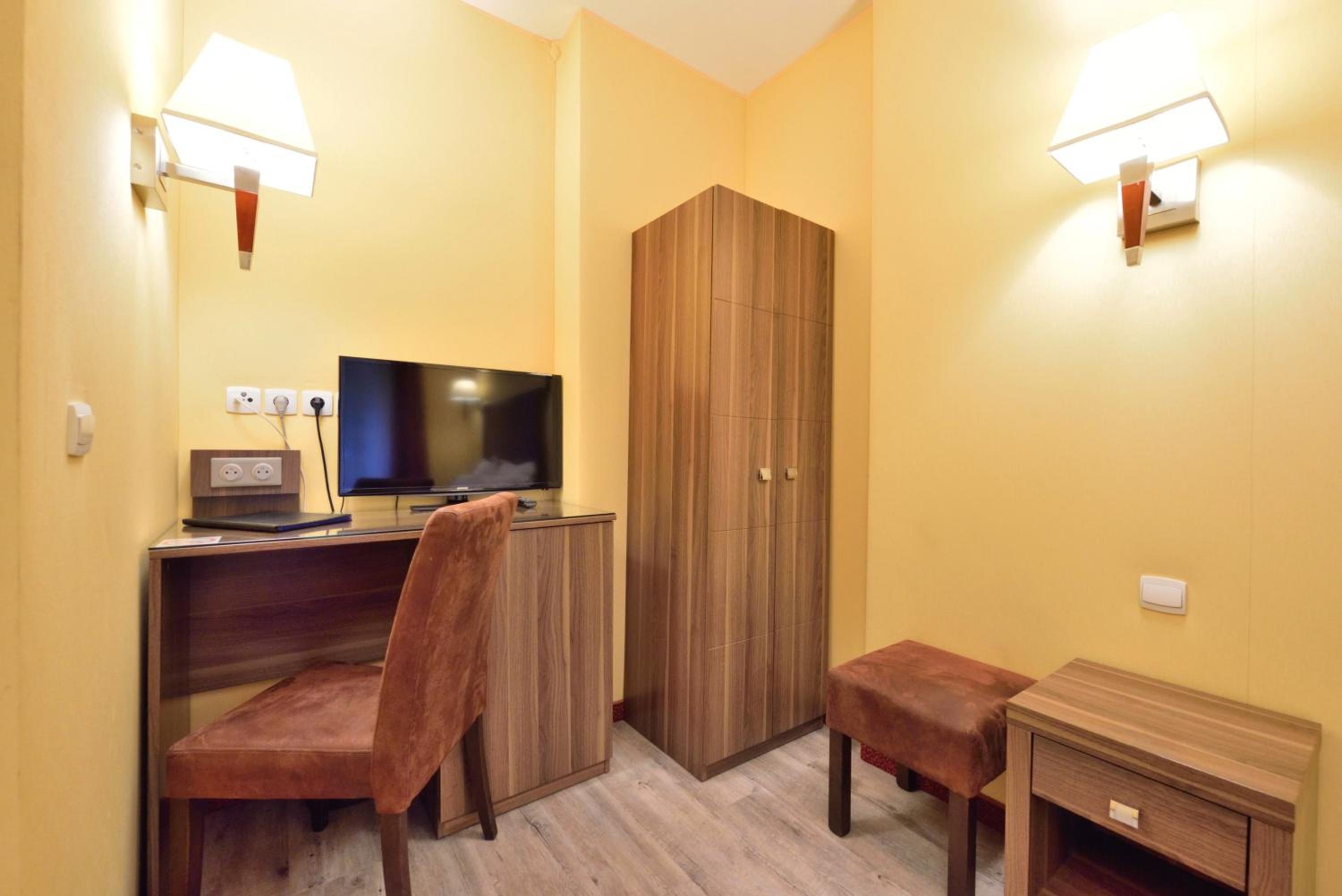 Double Room - Disability Access photo 3