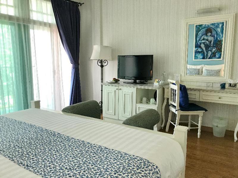 Premium Deluxe 1 King City View with Balcony - Photo 12