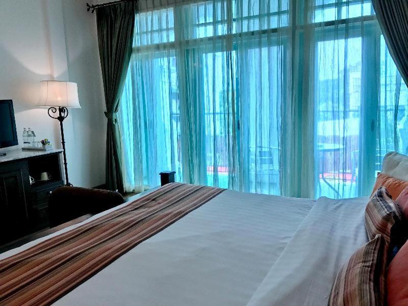 Premium Deluxe 1 King City View with Balcony - Photo 9