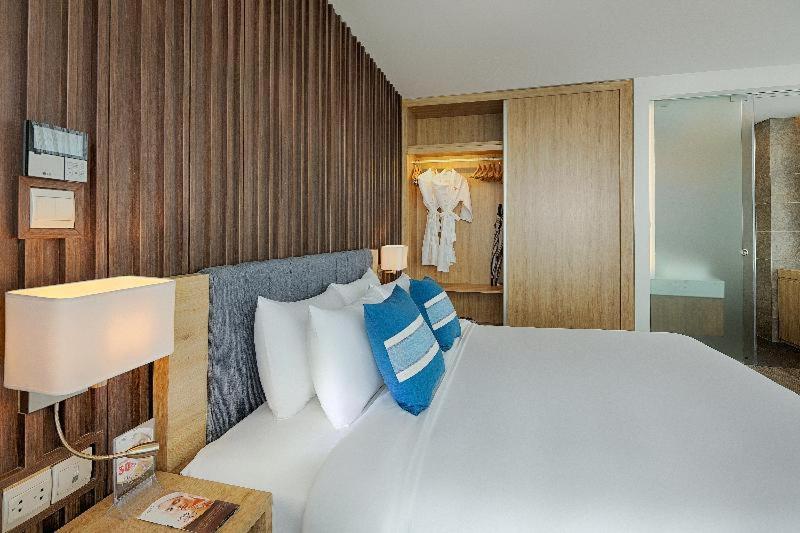 Deluxe Twin Room With Partial Sea View