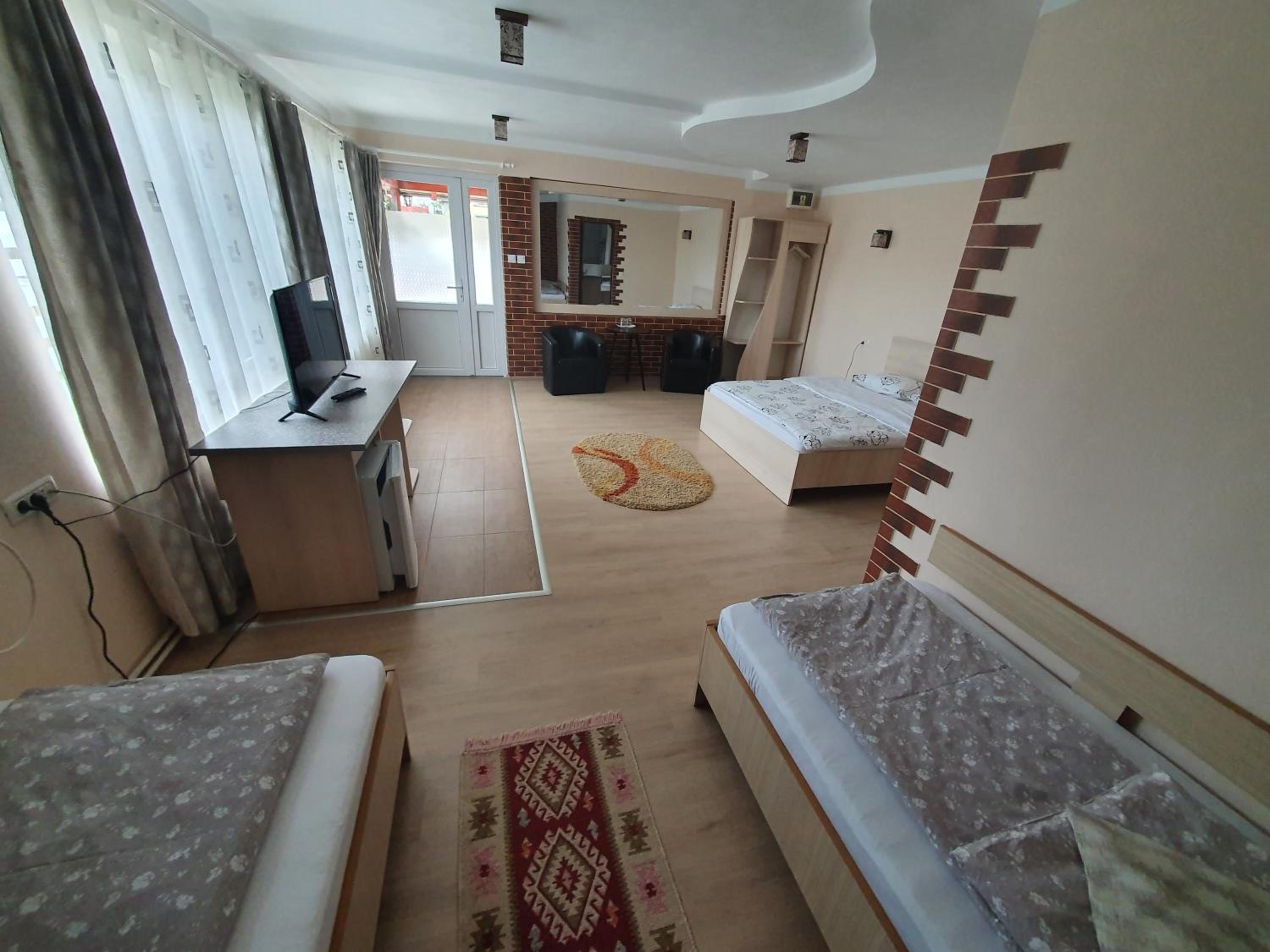 Deluxe Family Room - Photo 2