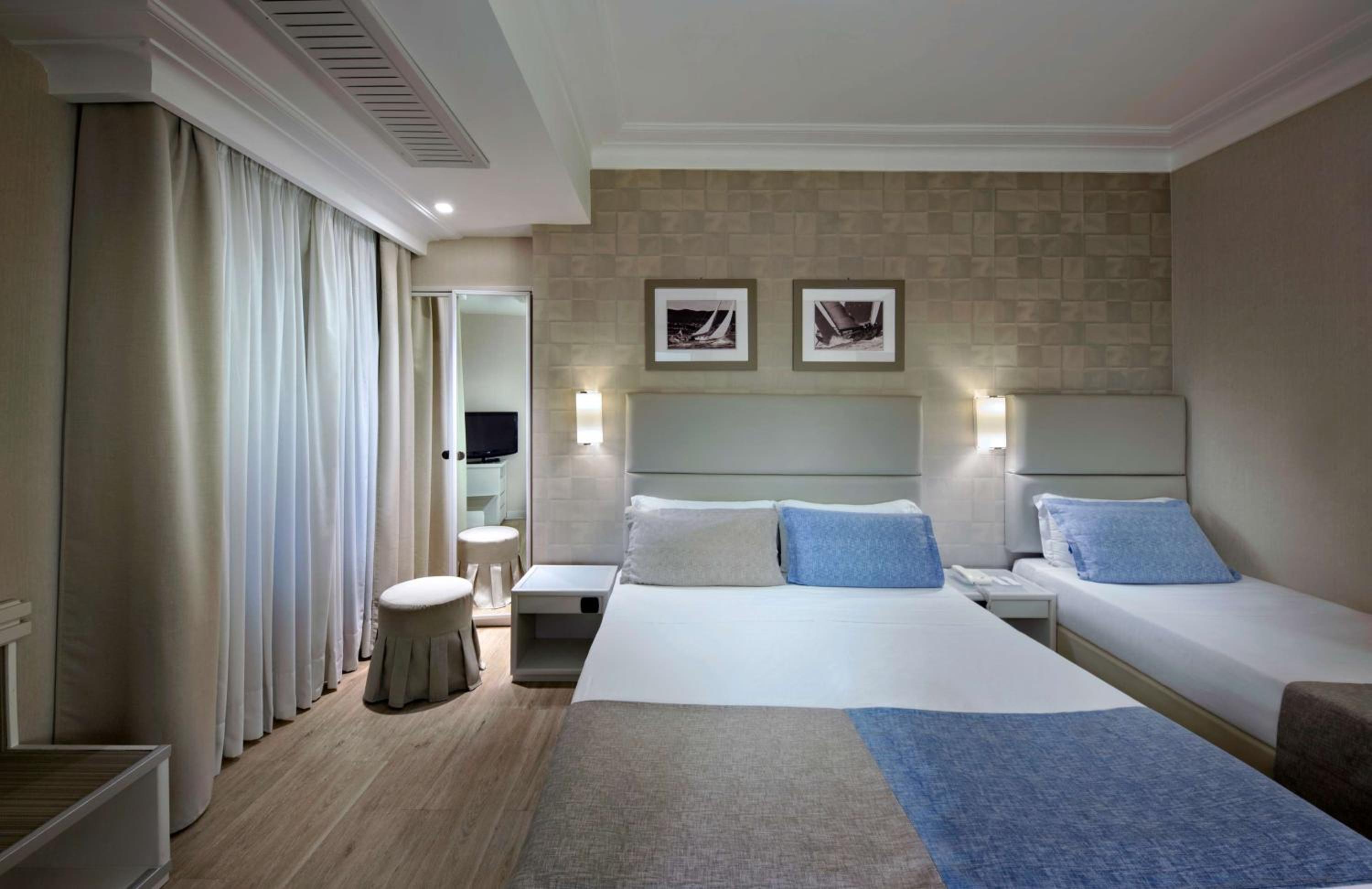 Comfort Queen Room with Extra Single Bed