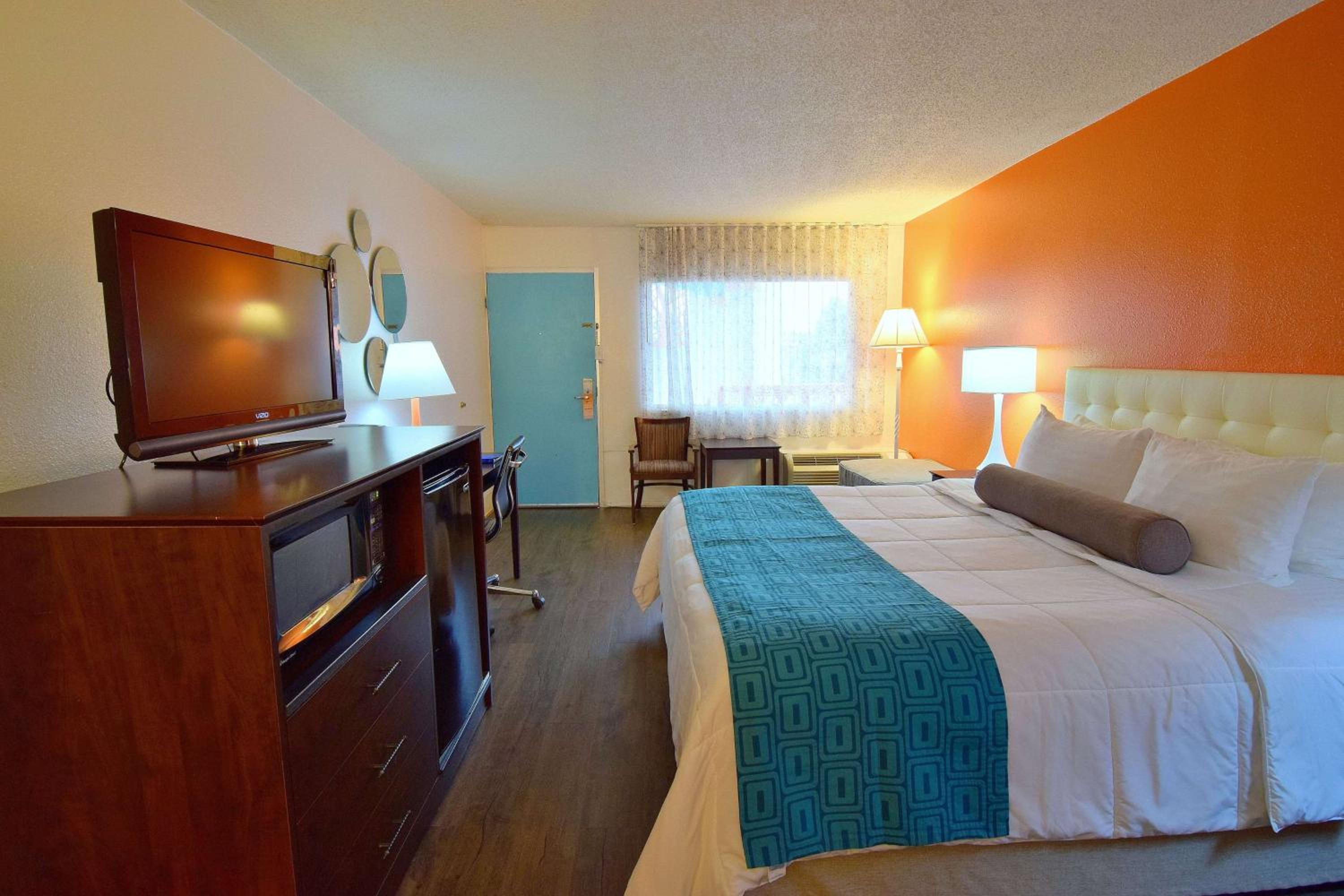 King Room - Non-Smoking - Photo 4