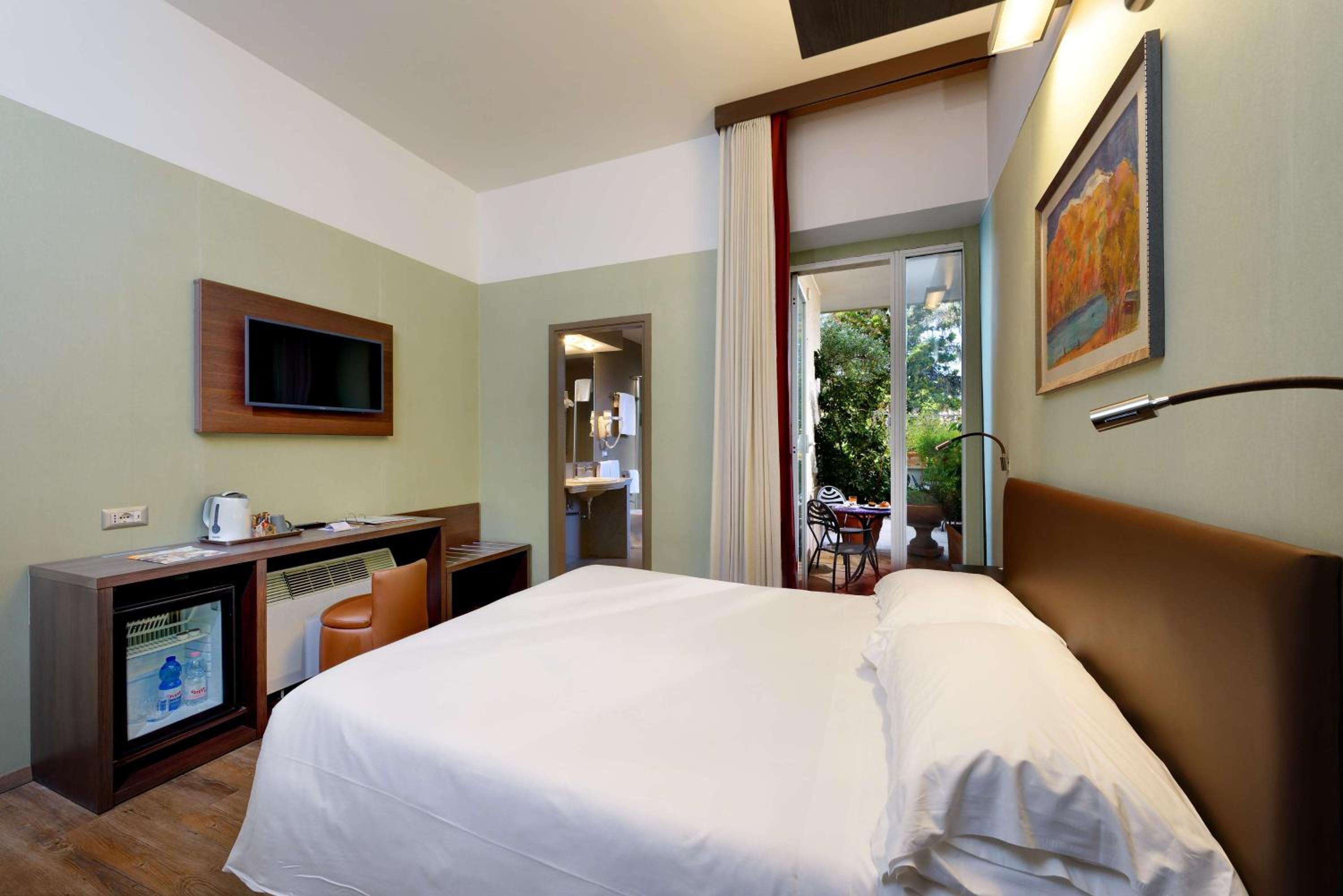 Classic Triple Room with Three Single Beds thumbnail 5
