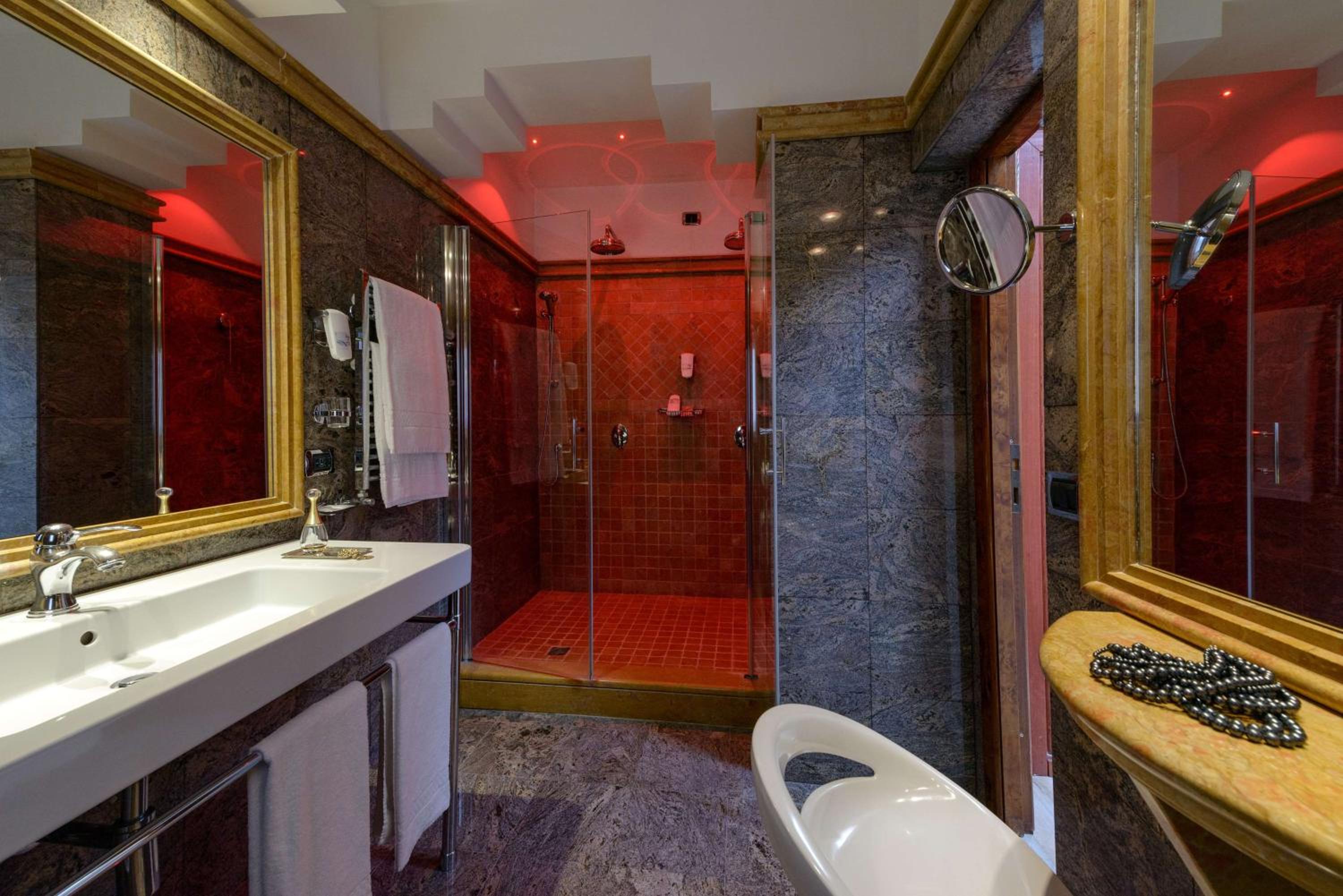 Superior King Room thumbnail 6