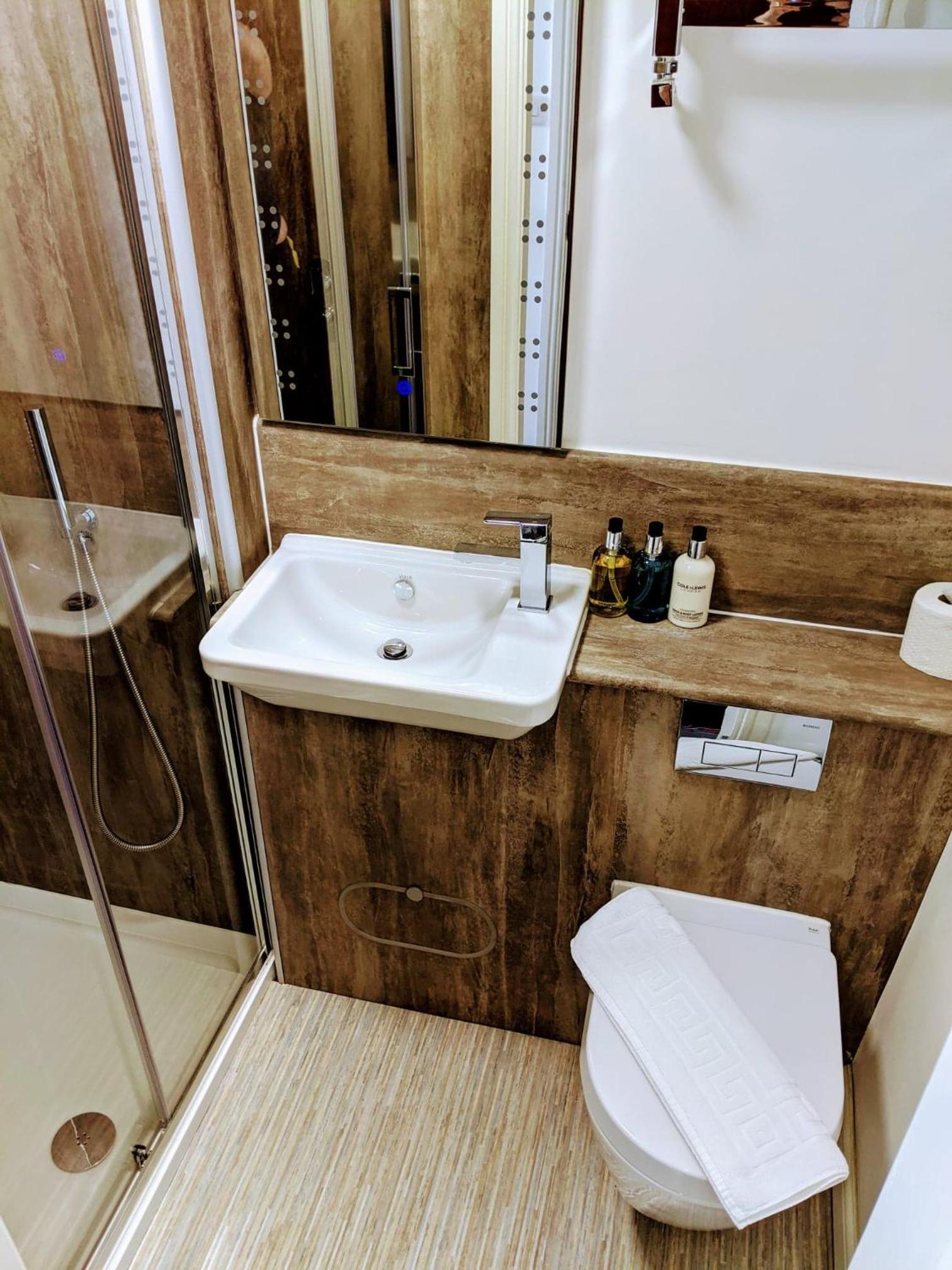 Single Room with Bathroom photo 2
