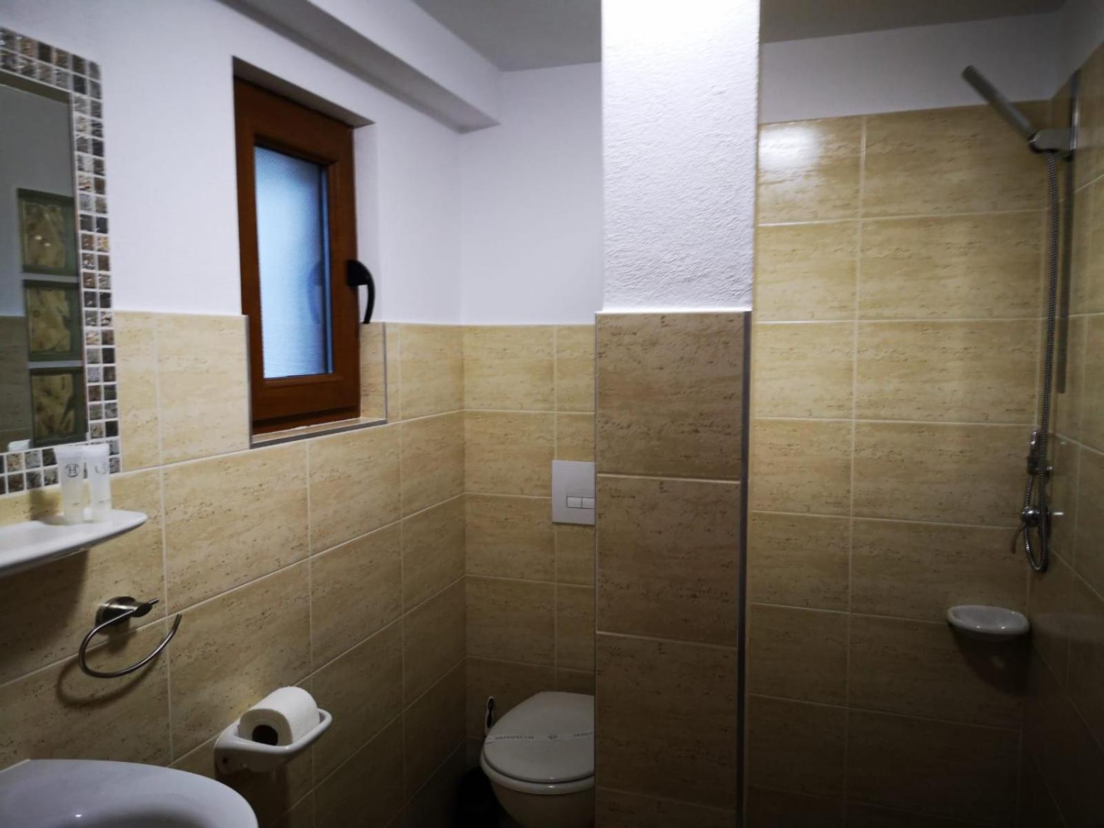 Double Room - Photo 9