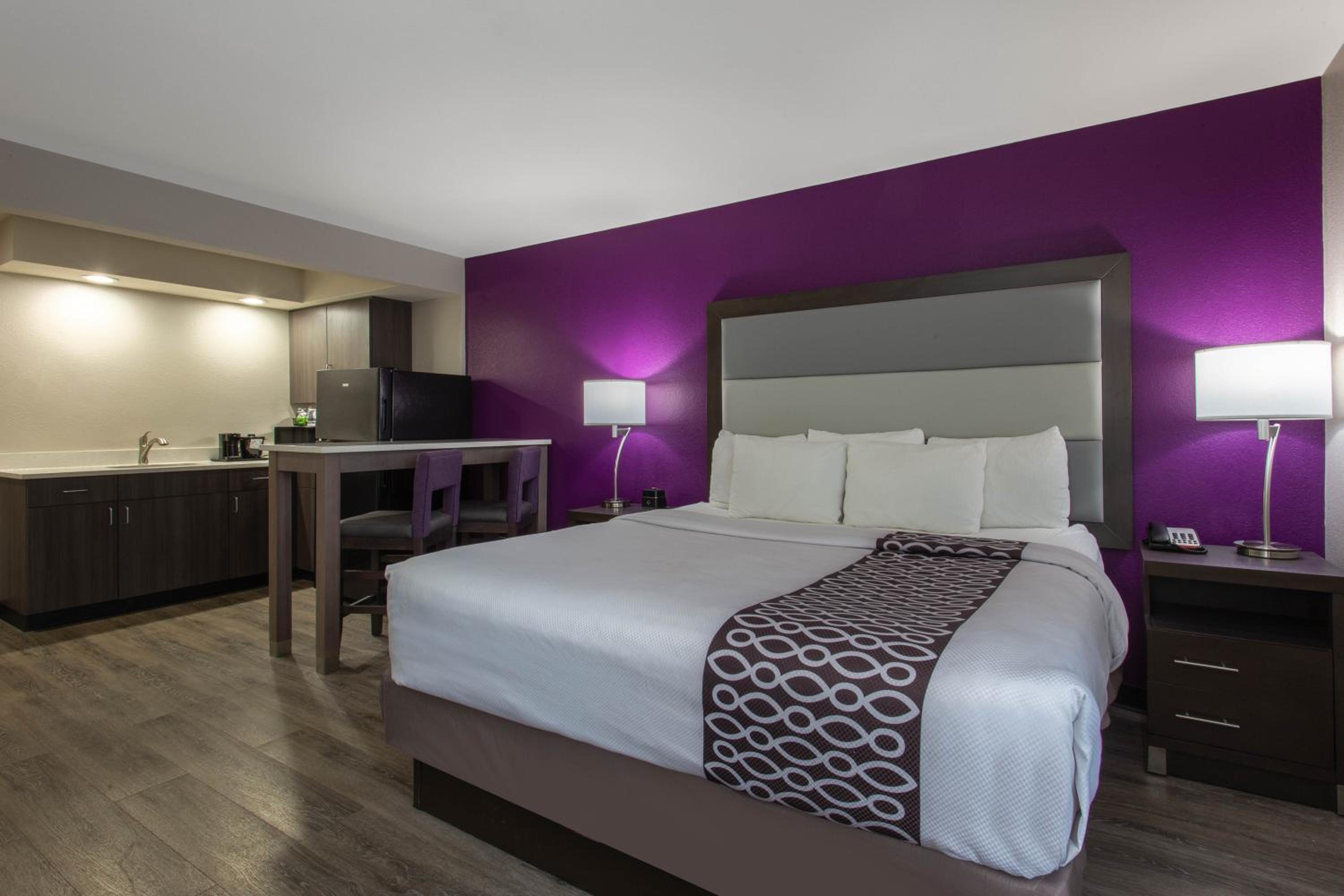 King Suite with Kitchenette - Non-Smoking - Photo 2