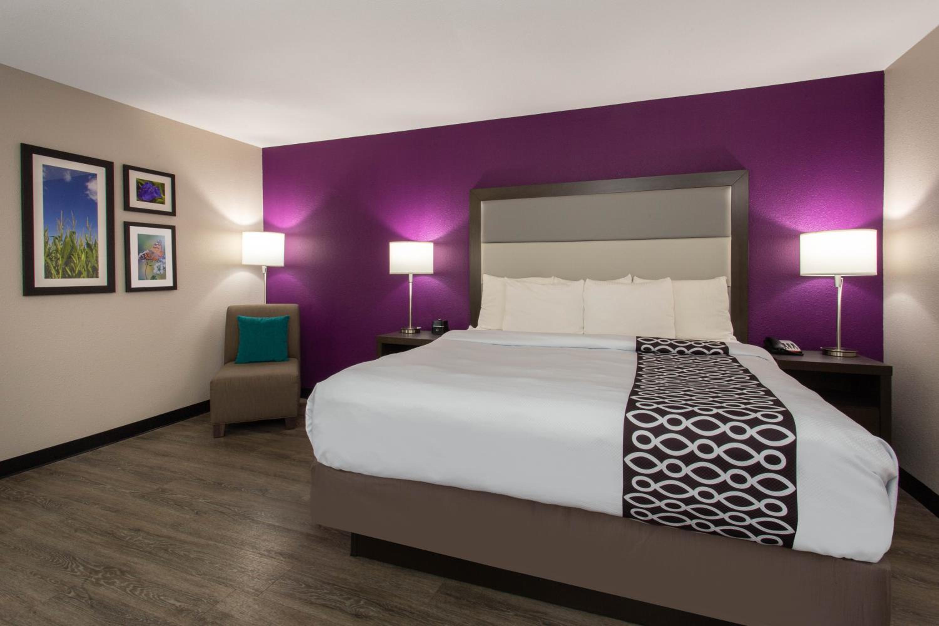 Queen Room with Bath Tub - Mobility Accessible/Non-Smoking - Photo 2