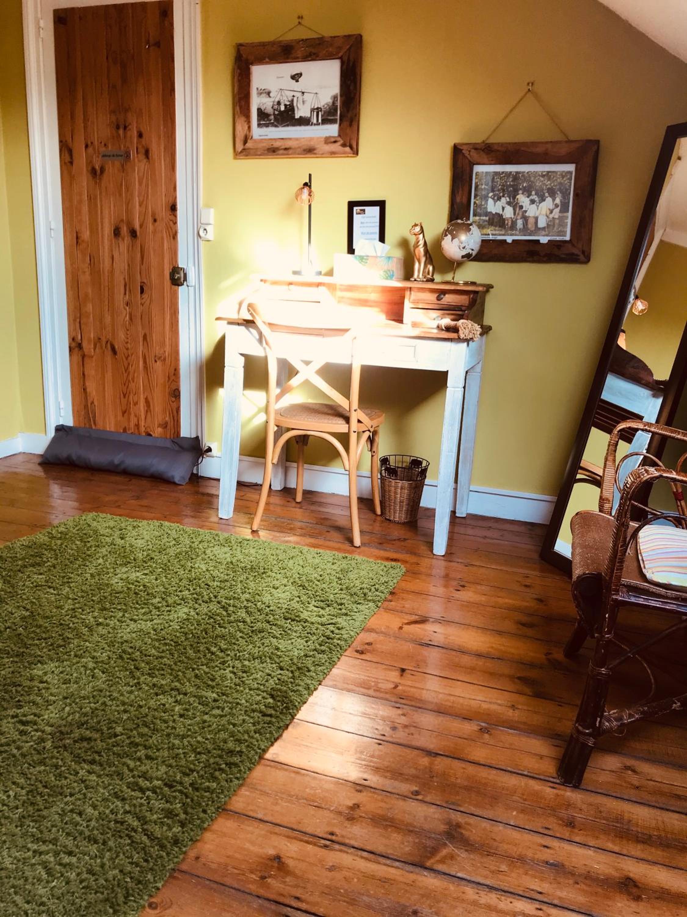 Budget Double Room - Photo 10