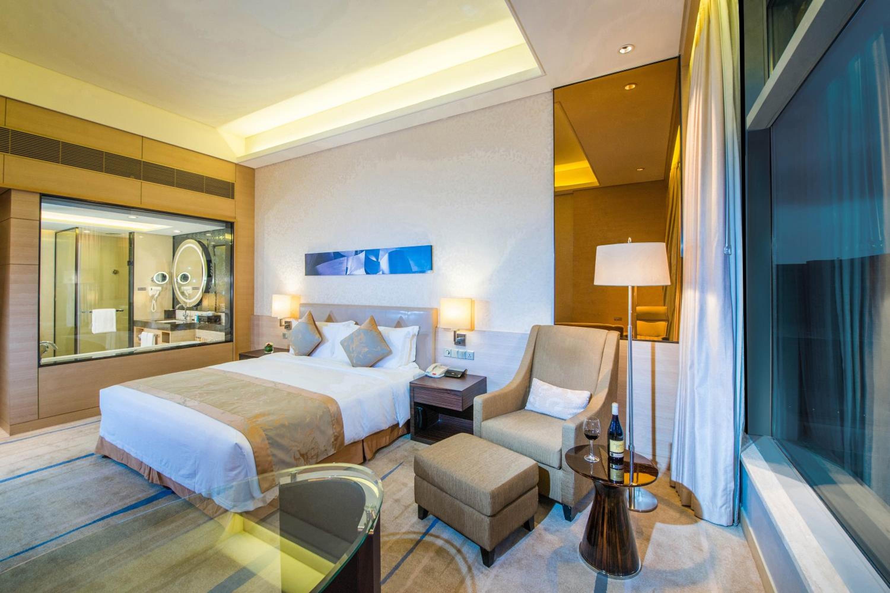 Standard King Room photo 1