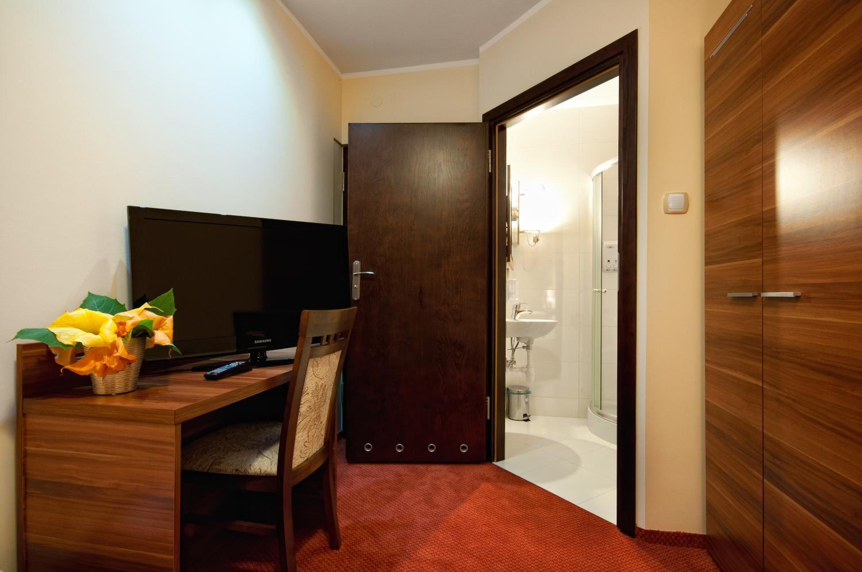 Twin Room - Photo 2