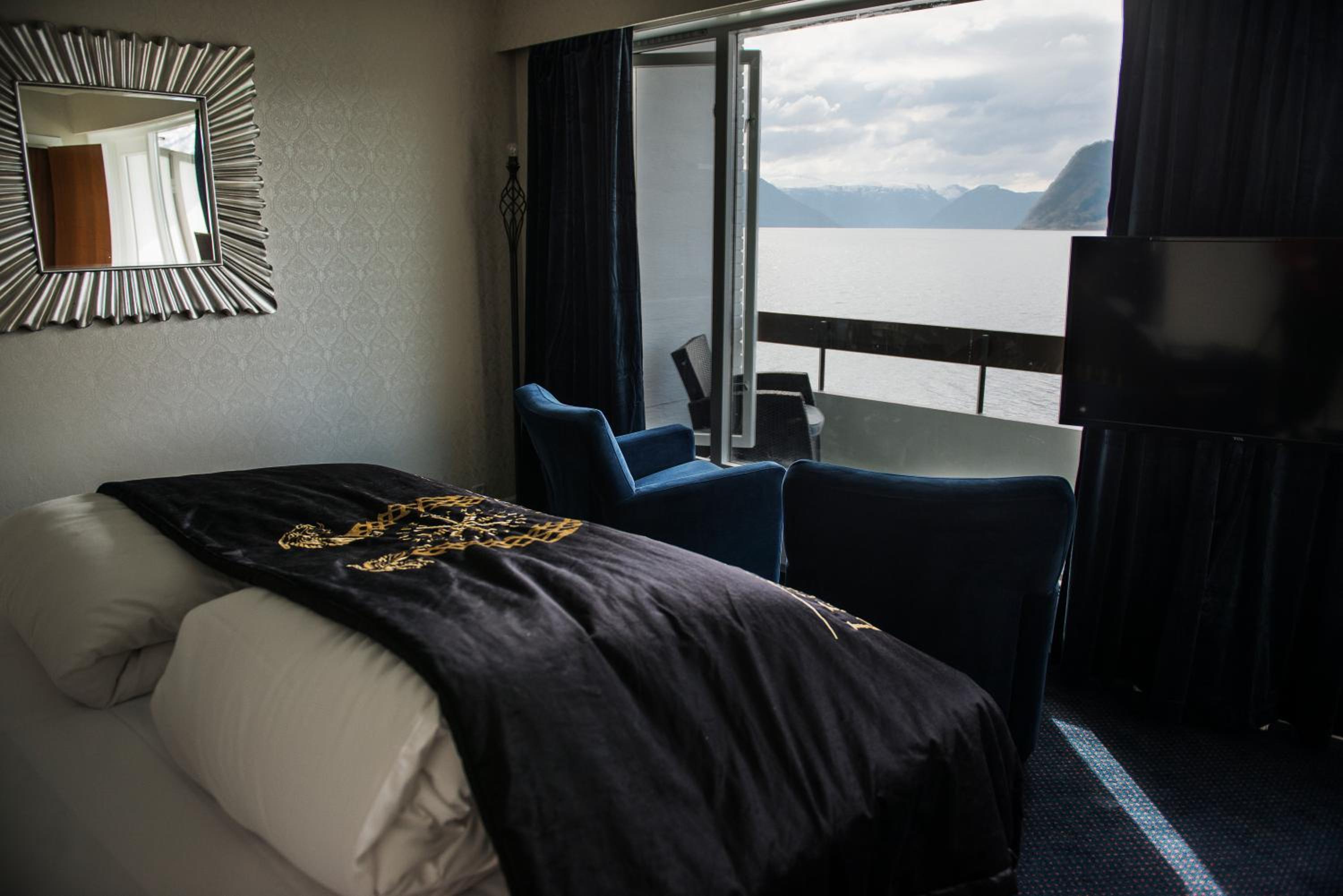 Deluxe Double Room with Balcony and Sea View - Photo 8