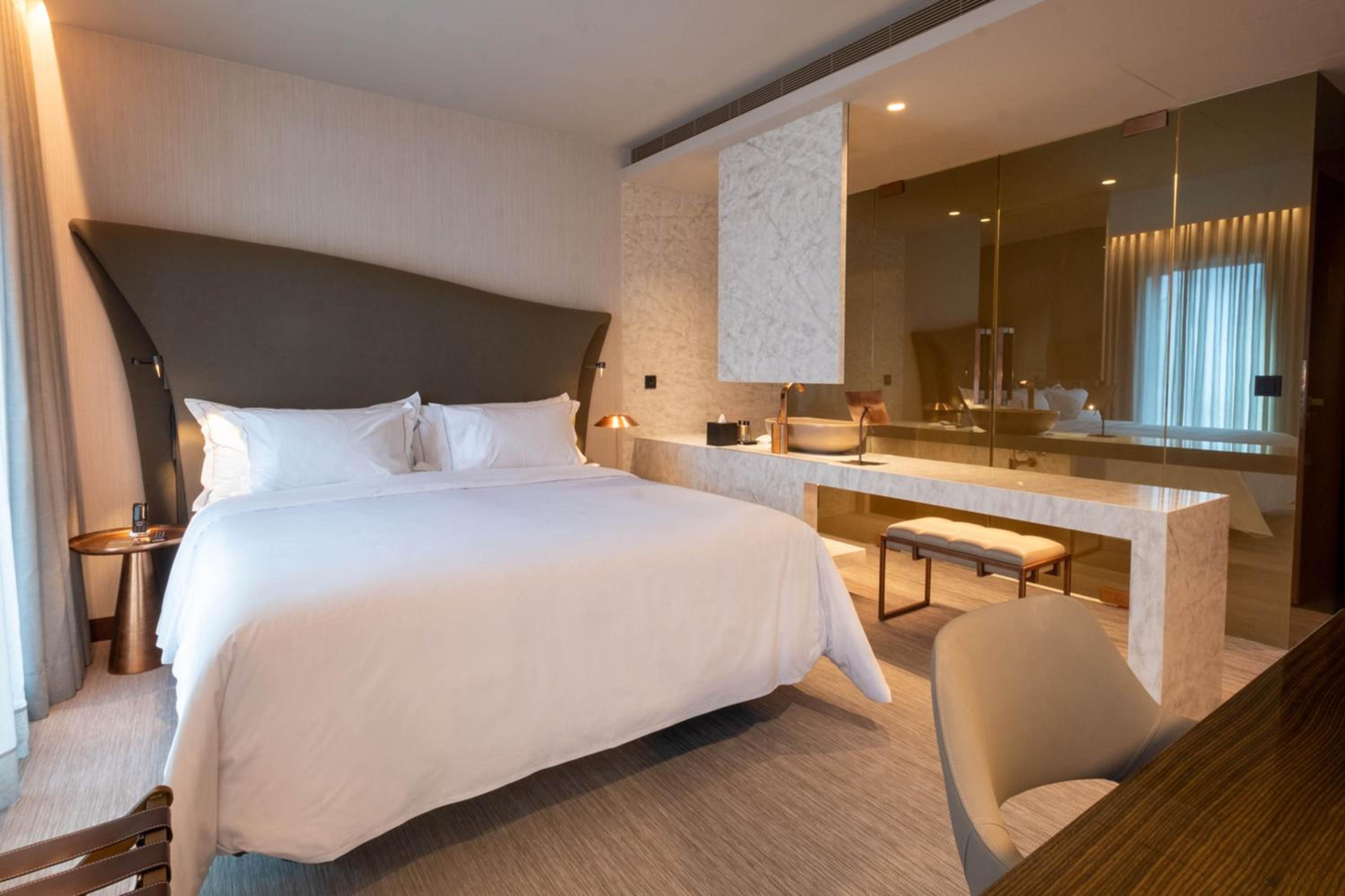 Suite - Photo 1