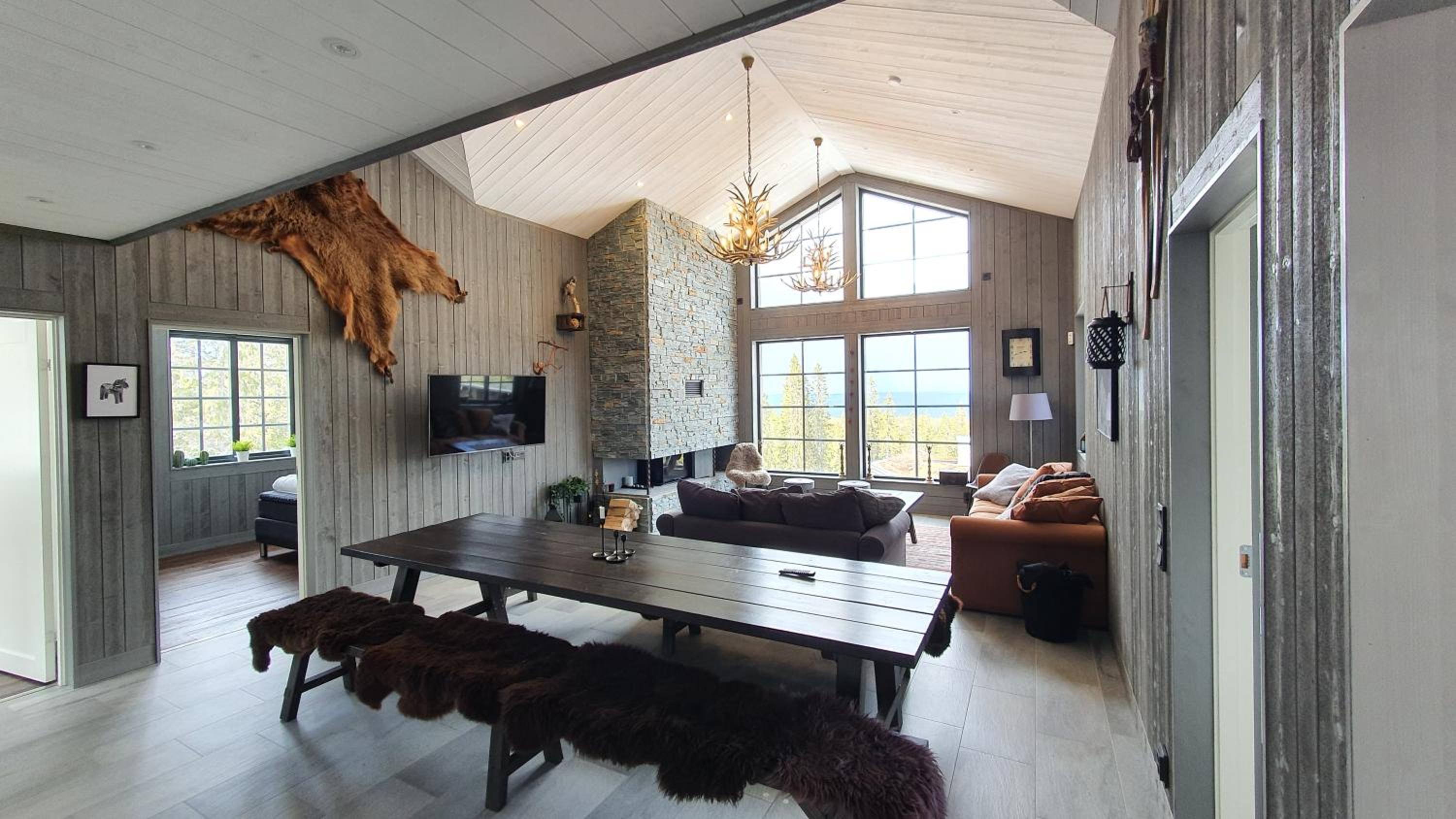 Six-Bedroom House photo 1