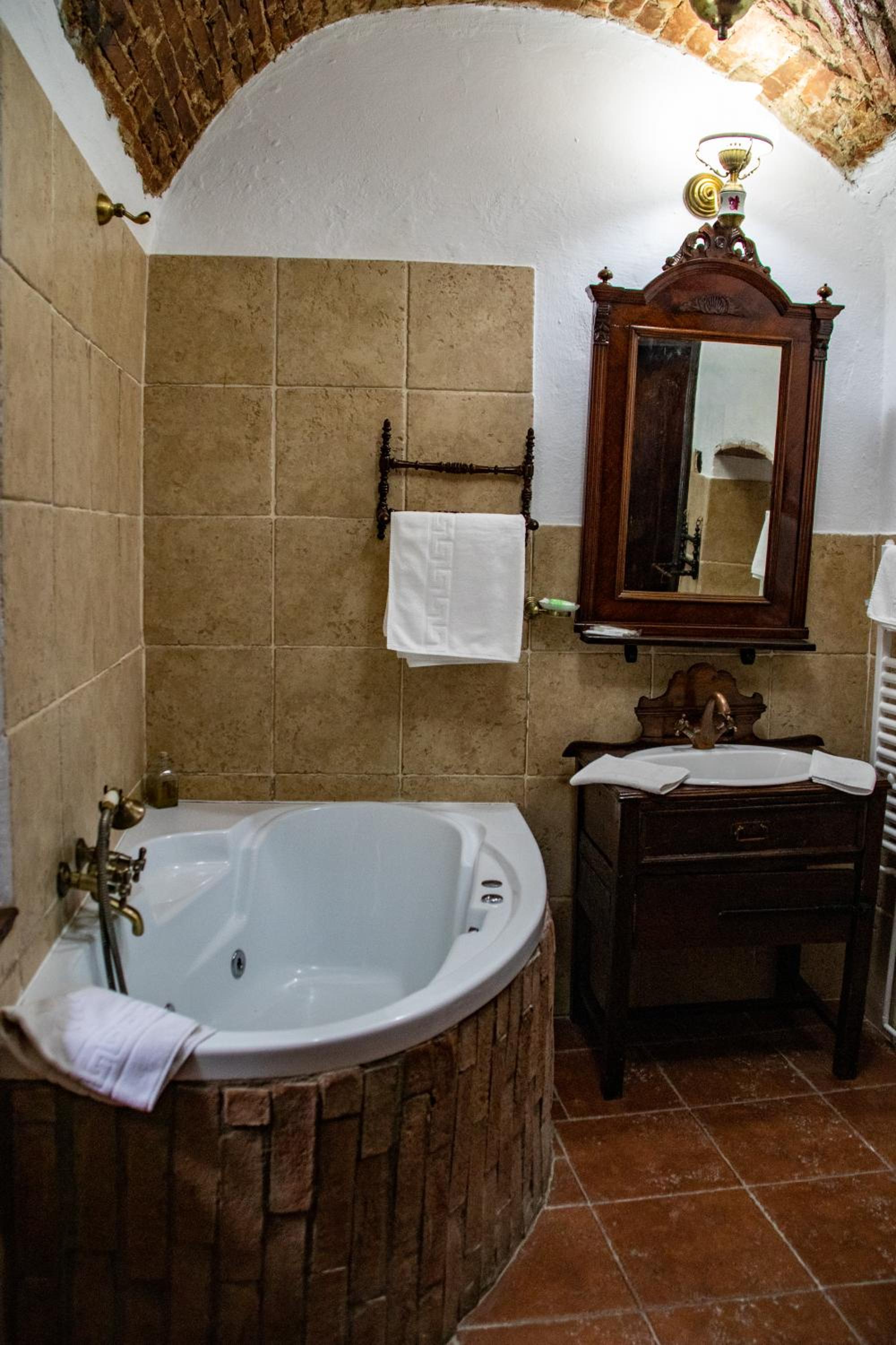 One-Bedroom Suite - Photo 7