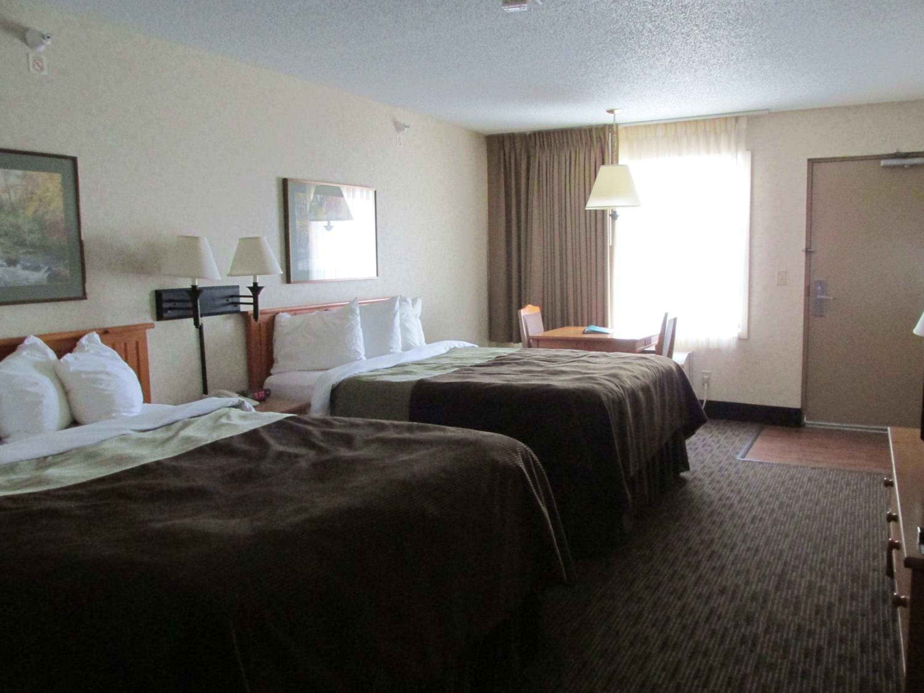Standard Queen Room with Two Queen Beds - Photo 2