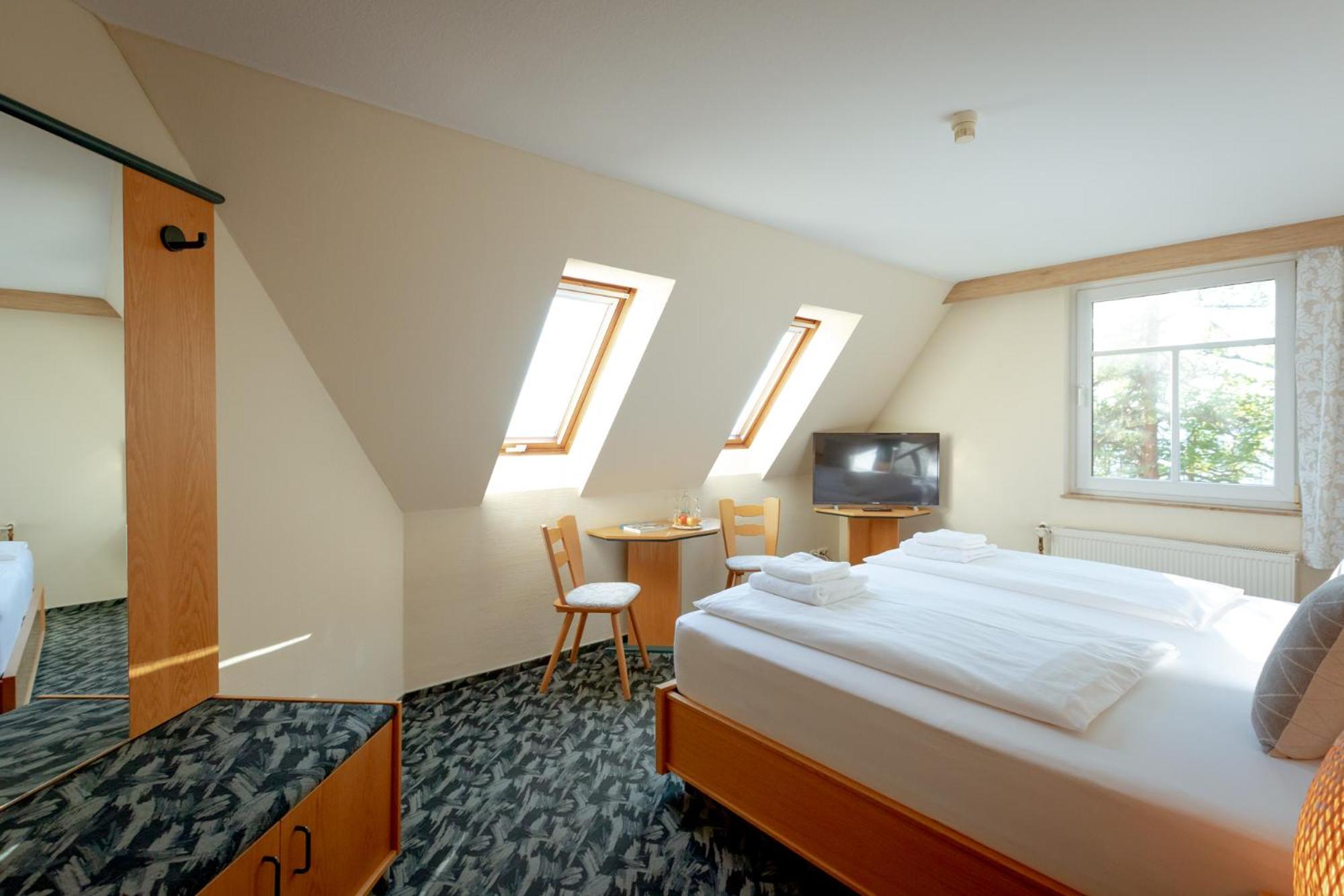 Large Double Room - Photo 7