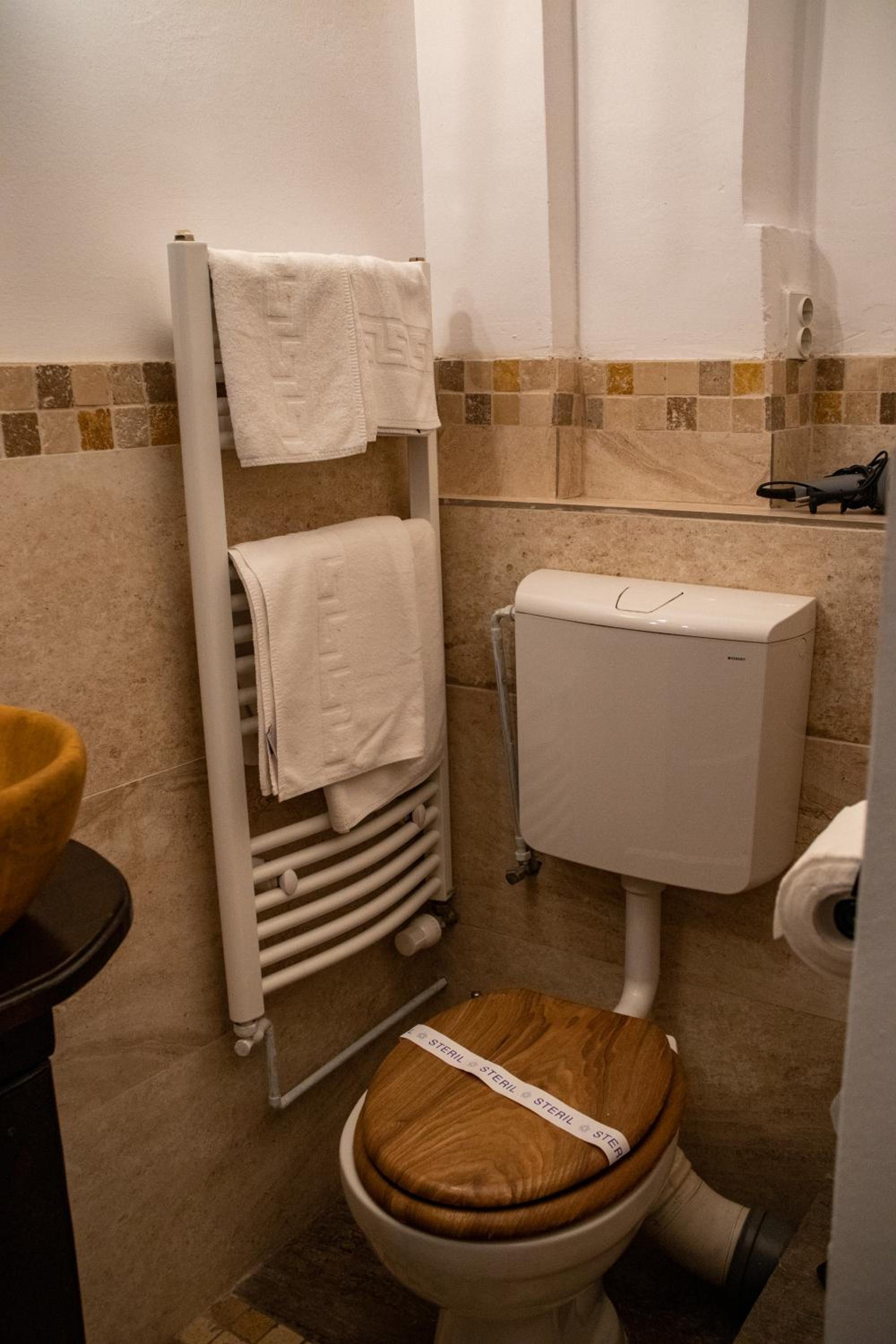 Double Room - Photo 9
