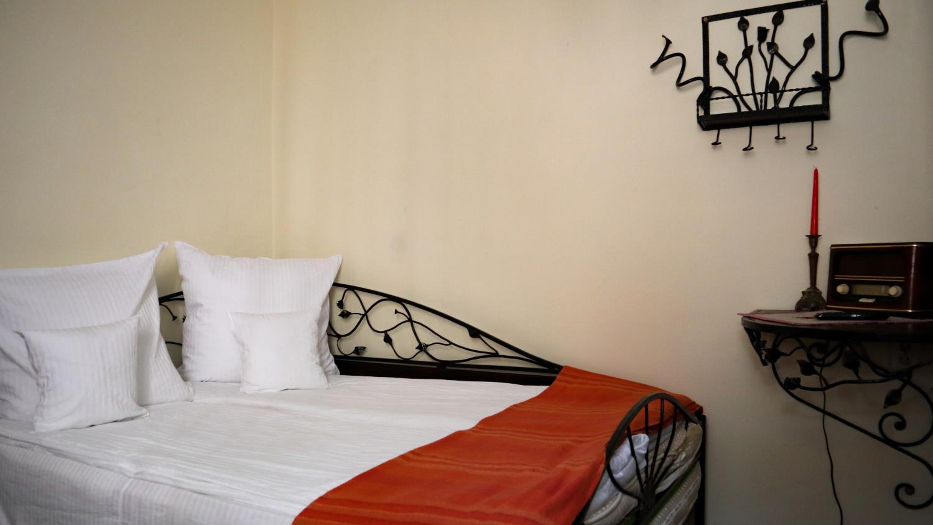 Double Room - Photo 5