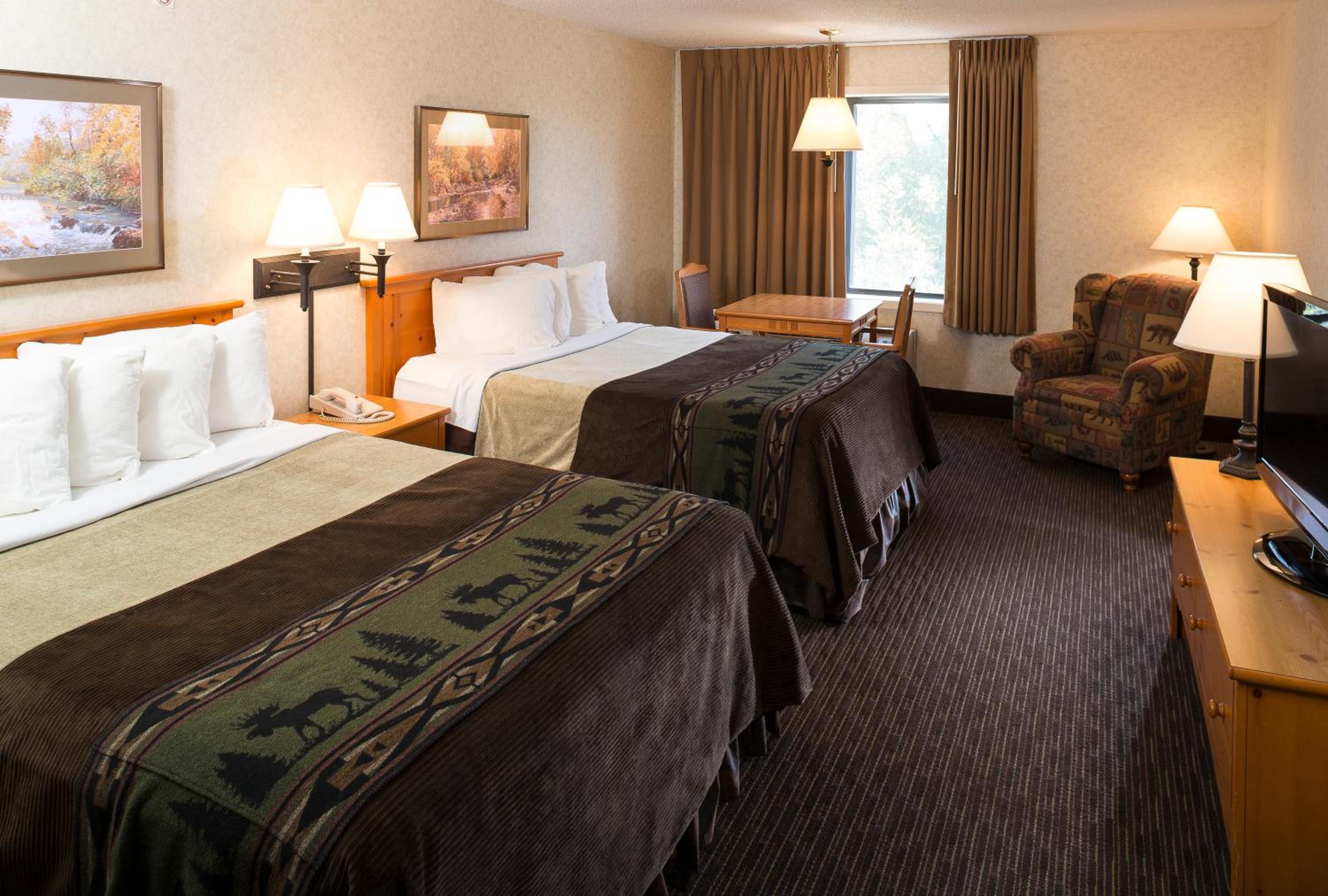 Queen Room with Two Queen Beds - Photo 2