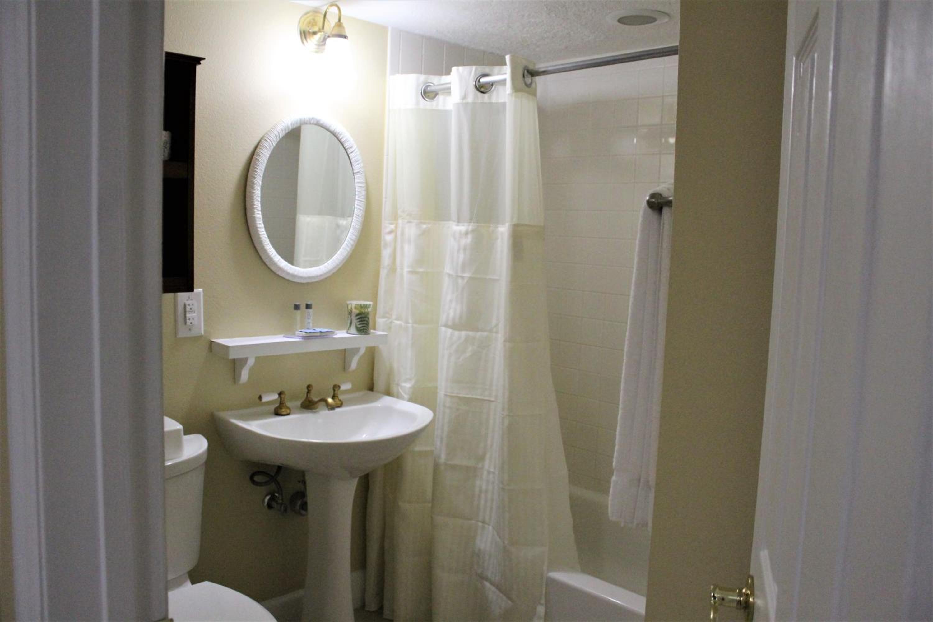 Two-Bedroom King Suite with Queen Bed thumbnail 6