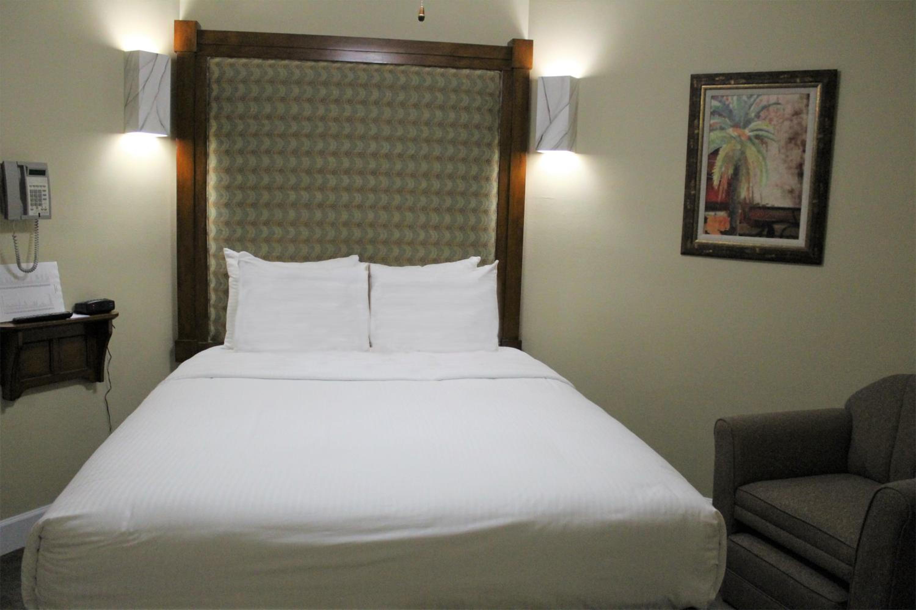 Two-Bedroom King Suite with Queen Bed