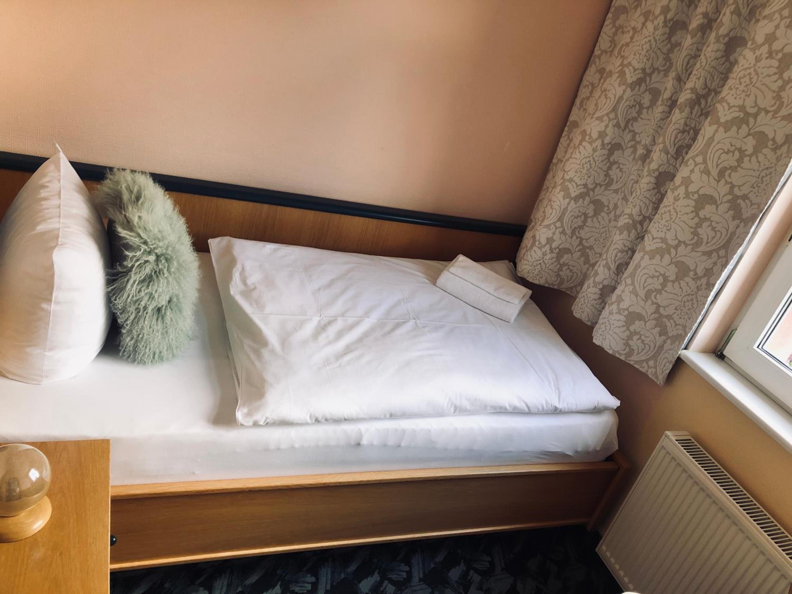 Standard Twin Room - Photo 1