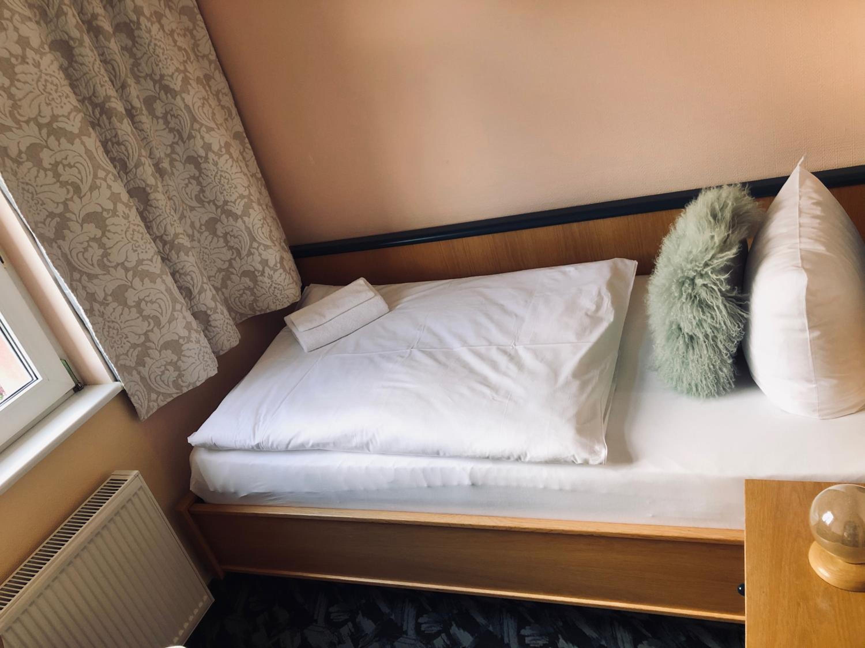 Standard Twin Room - Photo 2