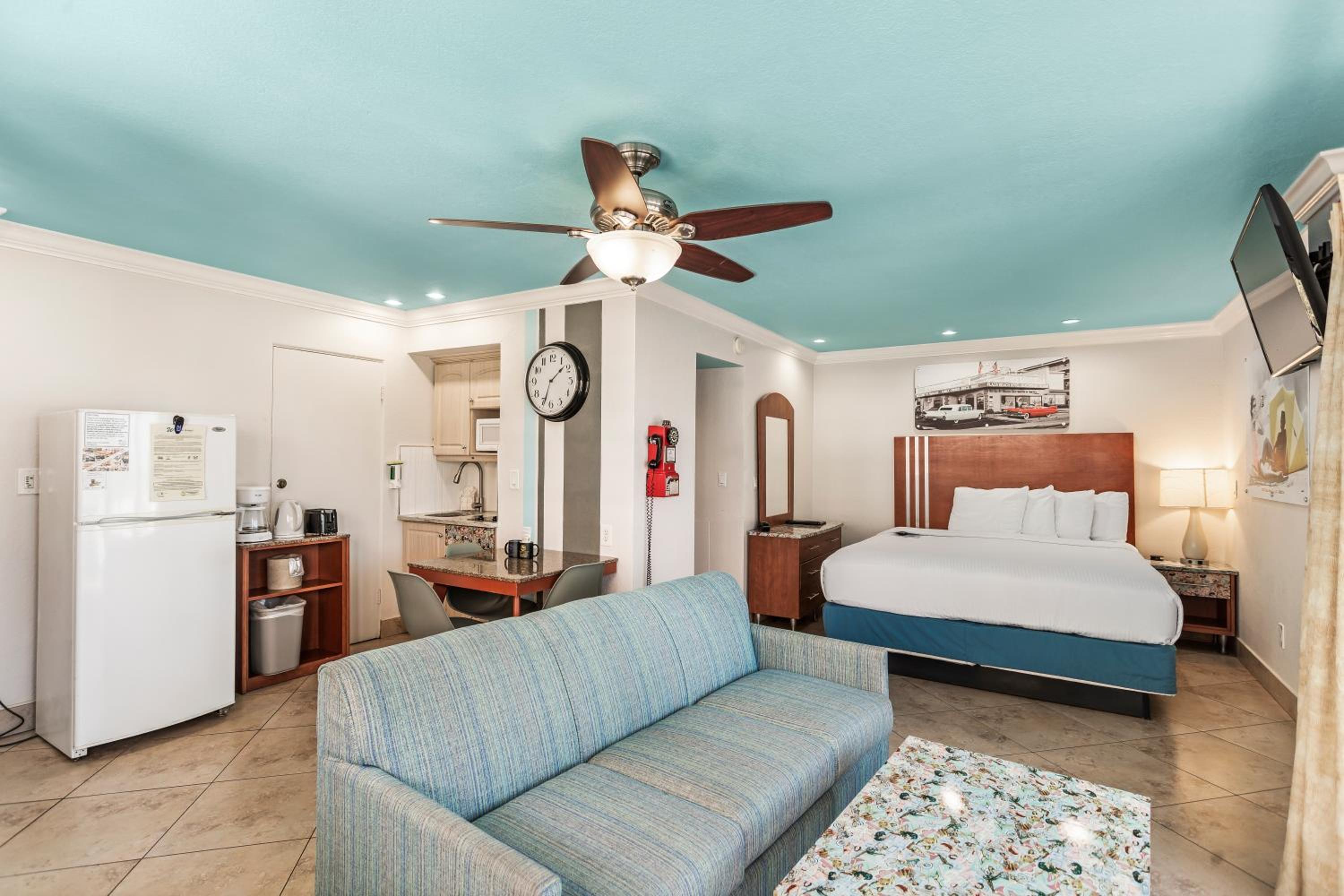 Gulf Front with Balcony Suite: 1 King Bed and 1 Sleeper Sofa - Photo 1