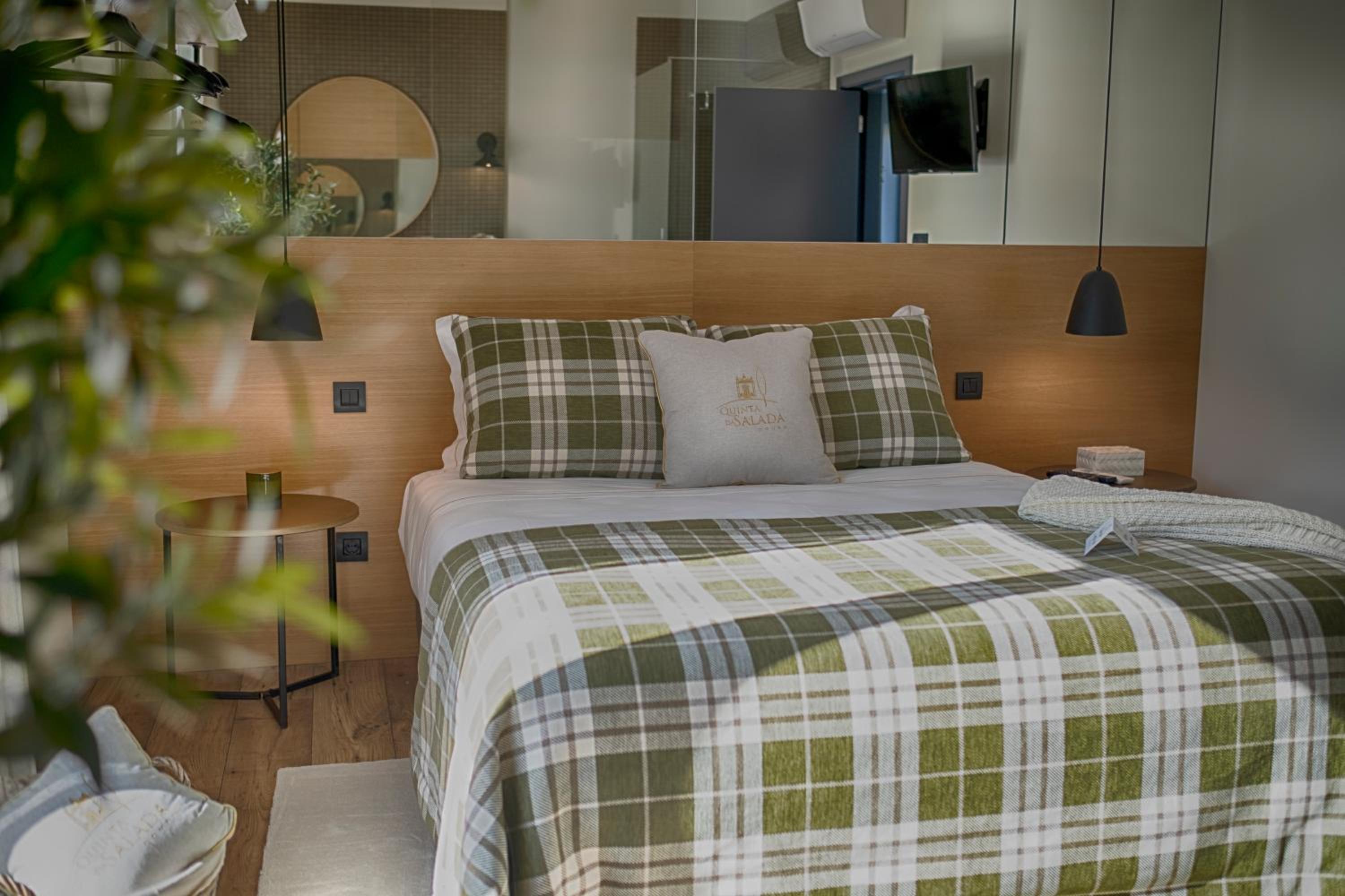 Standard King Room - Photo 9