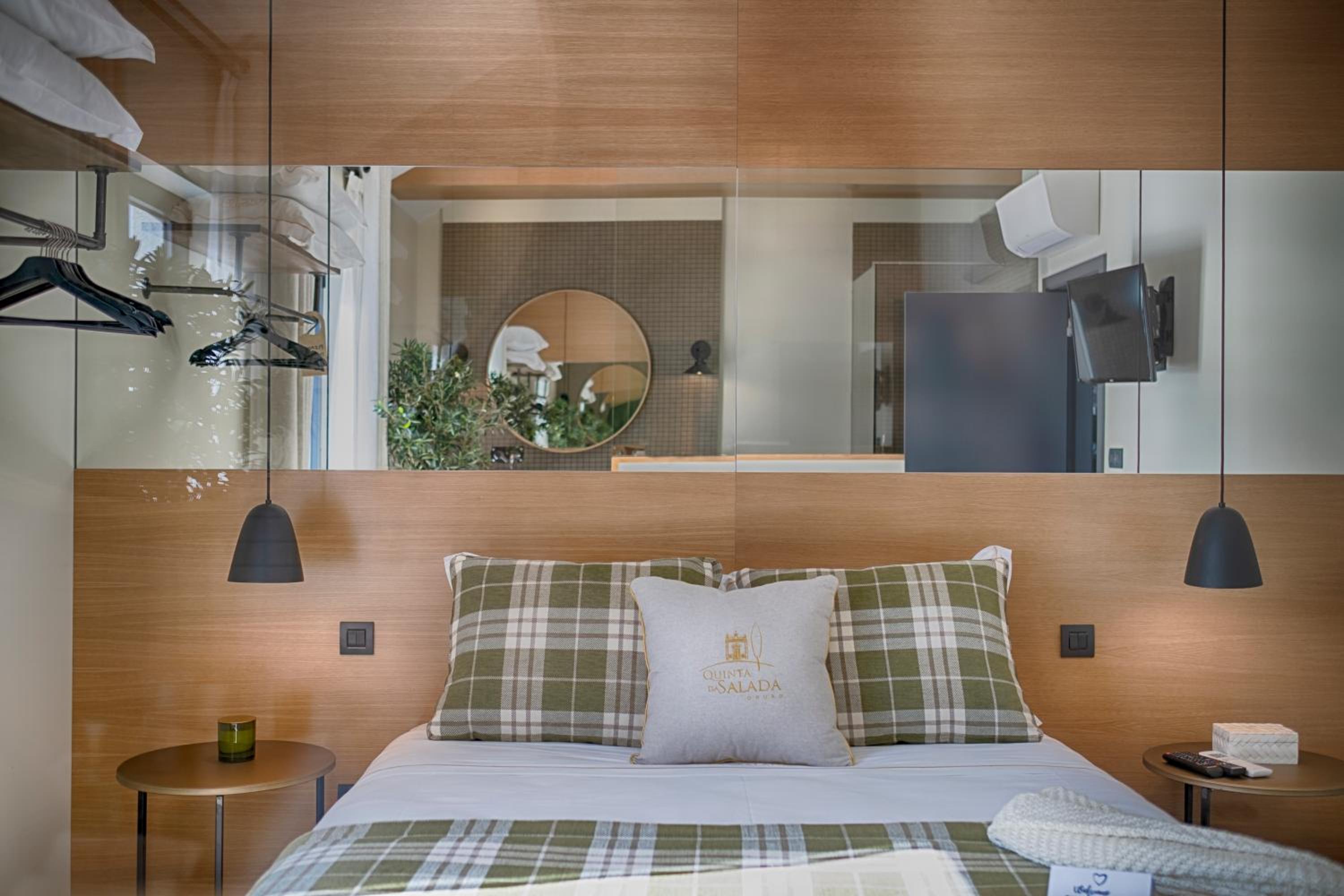 Standard King Room - Photo 10
