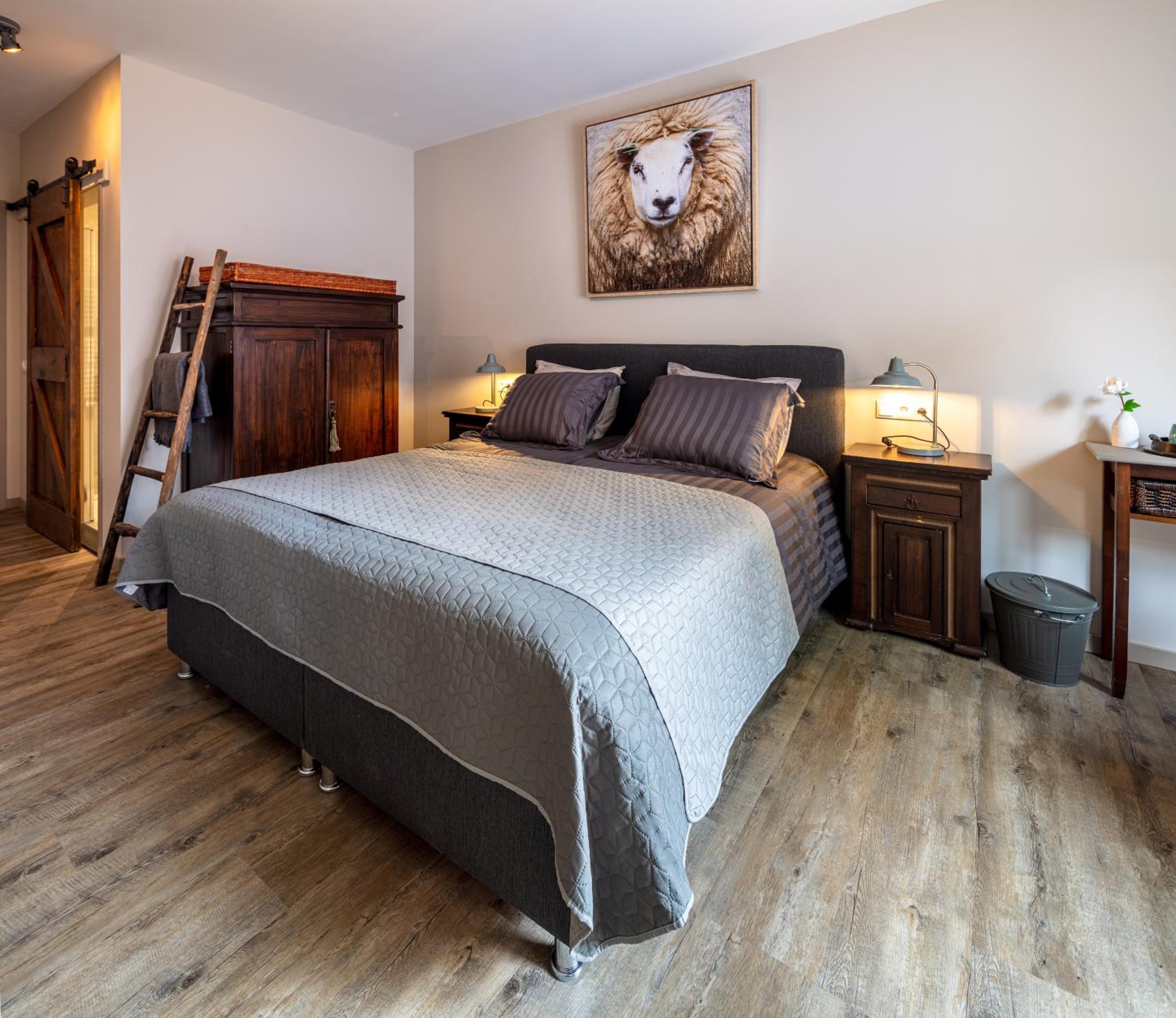 Deluxe King Room - Photo 2