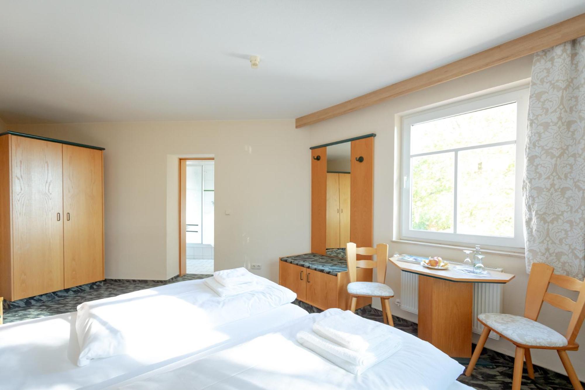 Large Double Room - Photo 4