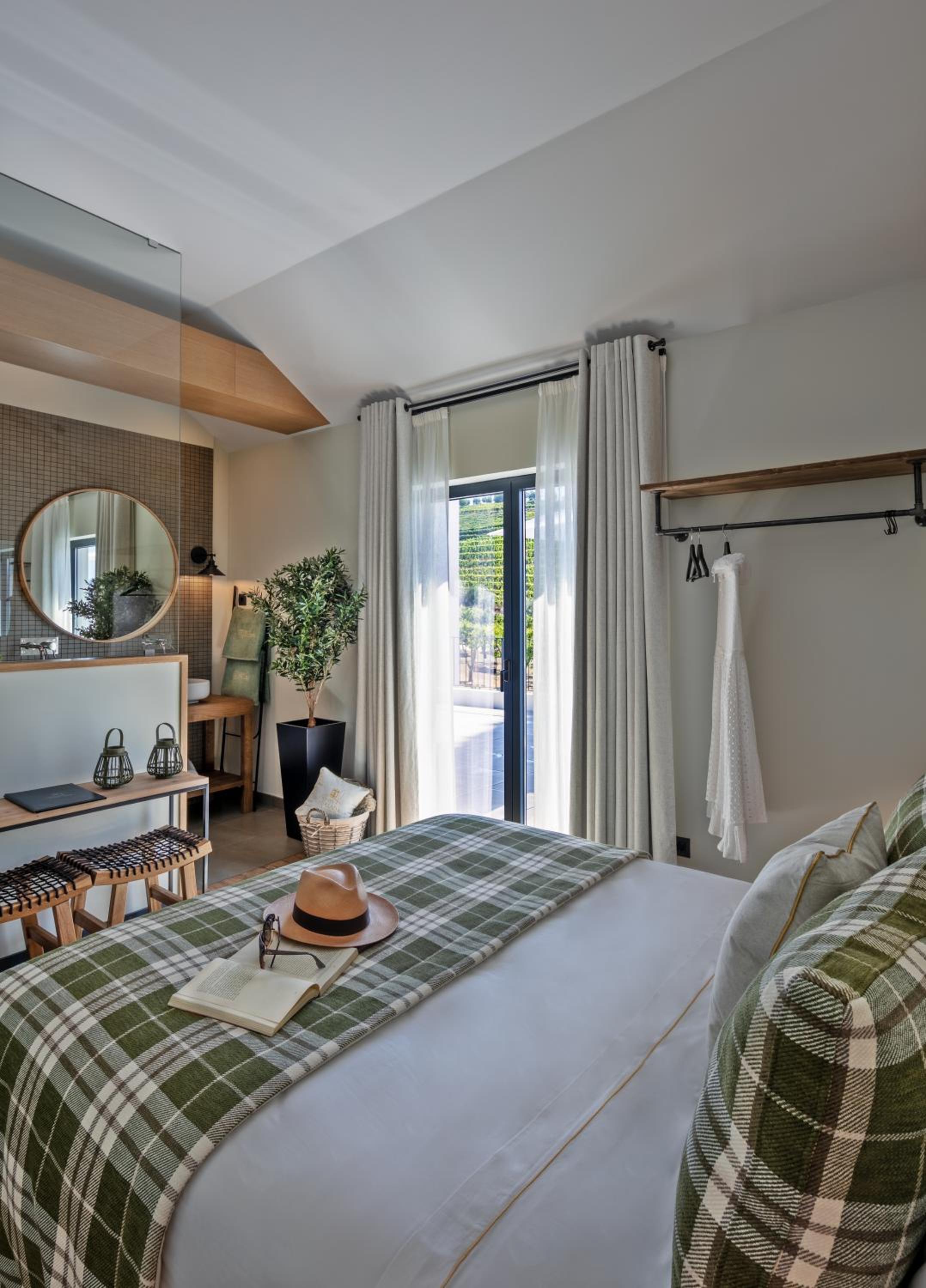 Standard King Room - Photo 11