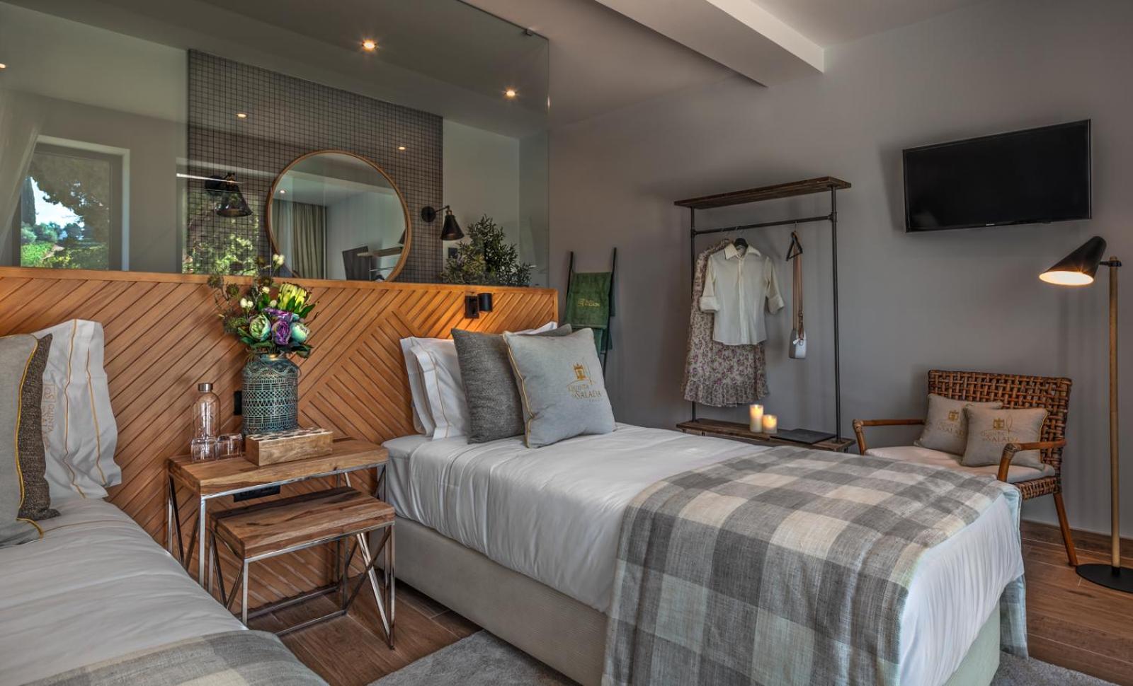Standard King Room - Photo 18