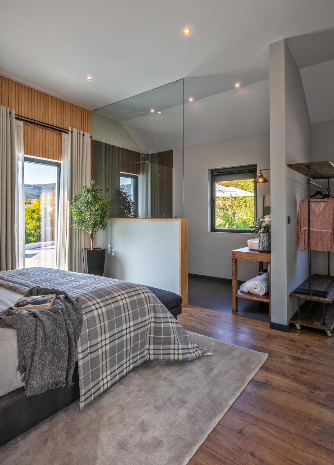 Superior King Room - Photo 12