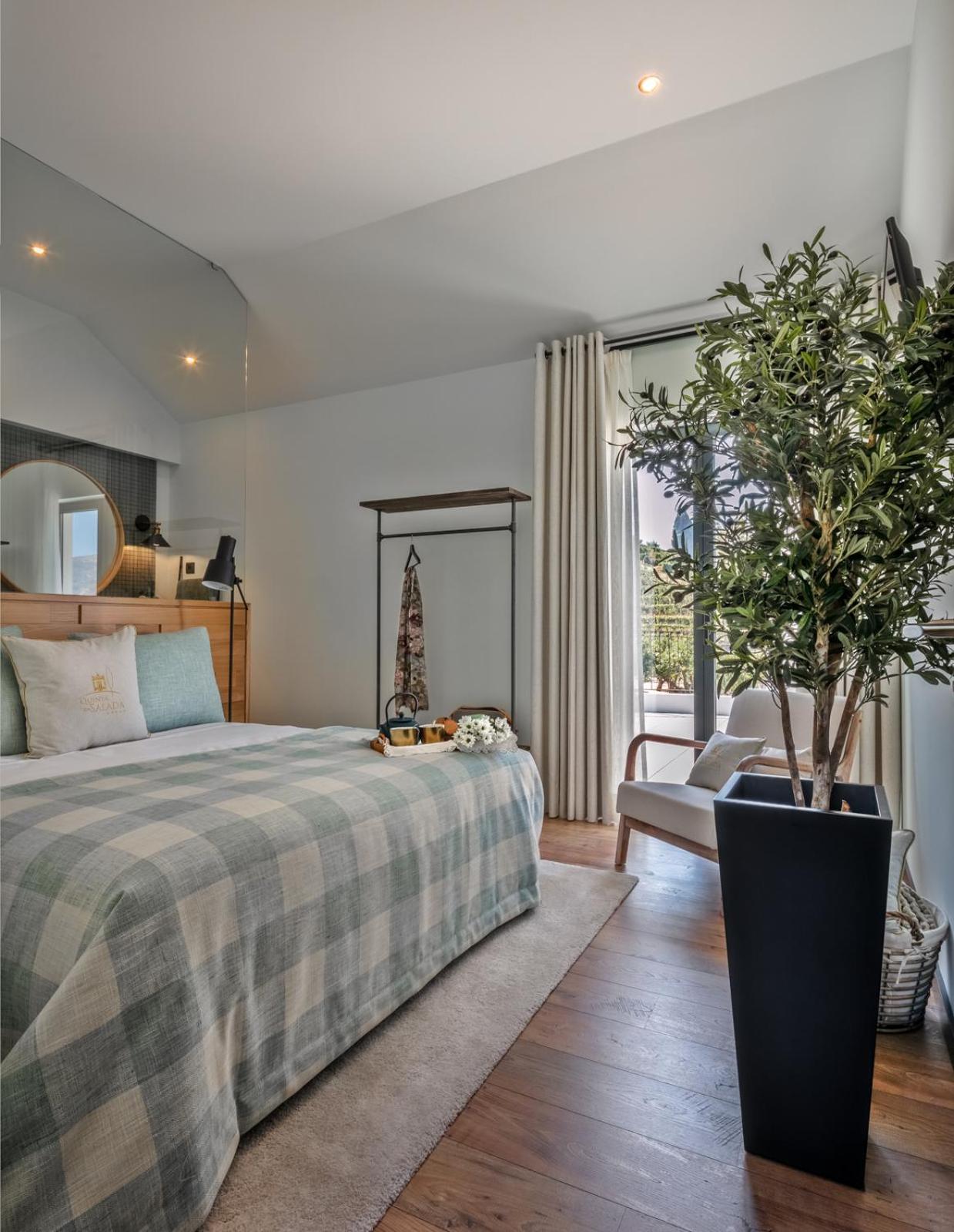 Standard King Room - Photo 23