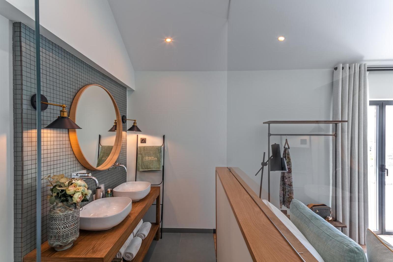 Standard King Room - Photo 21