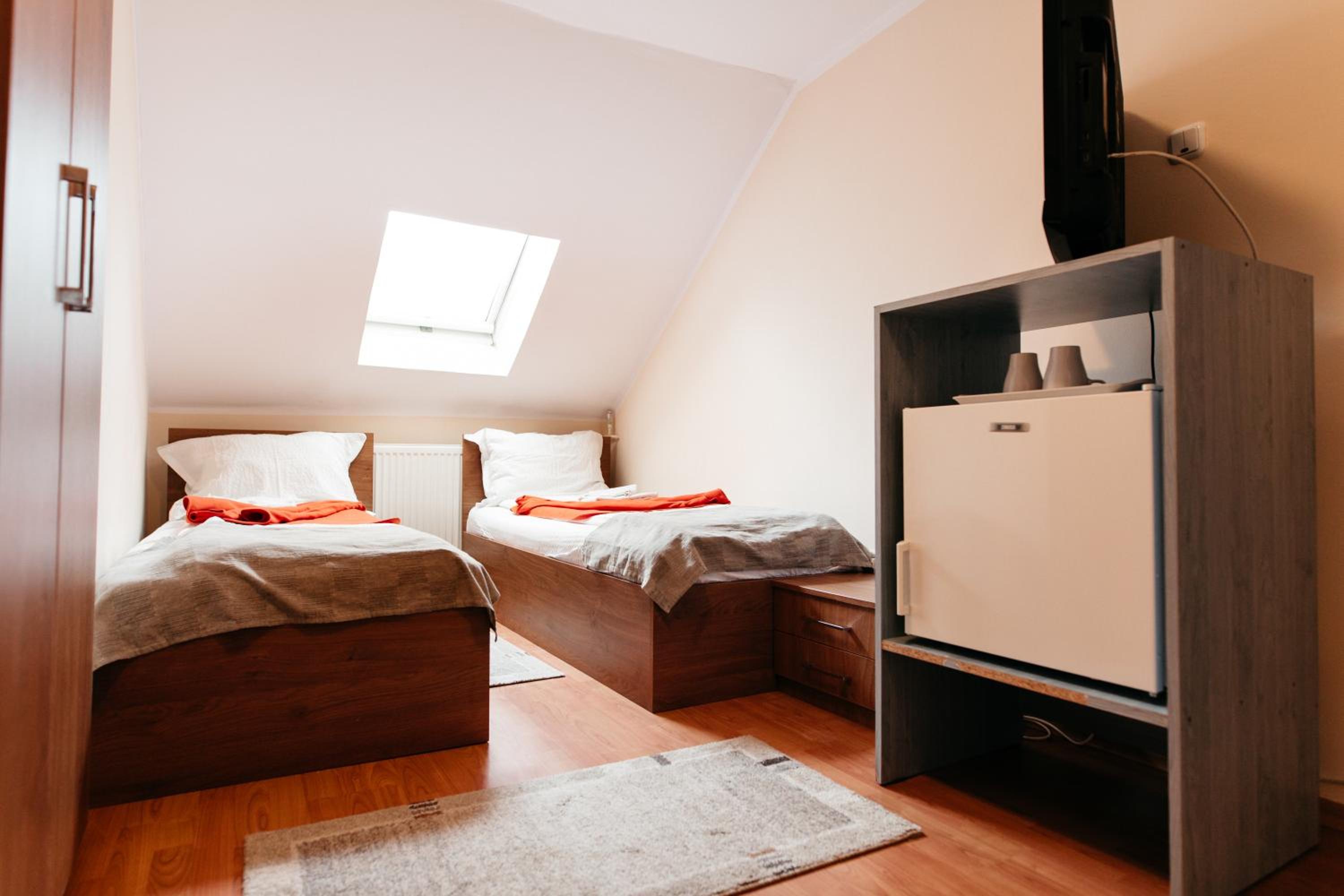 Twin Room with Private Bathroom - Photo 4