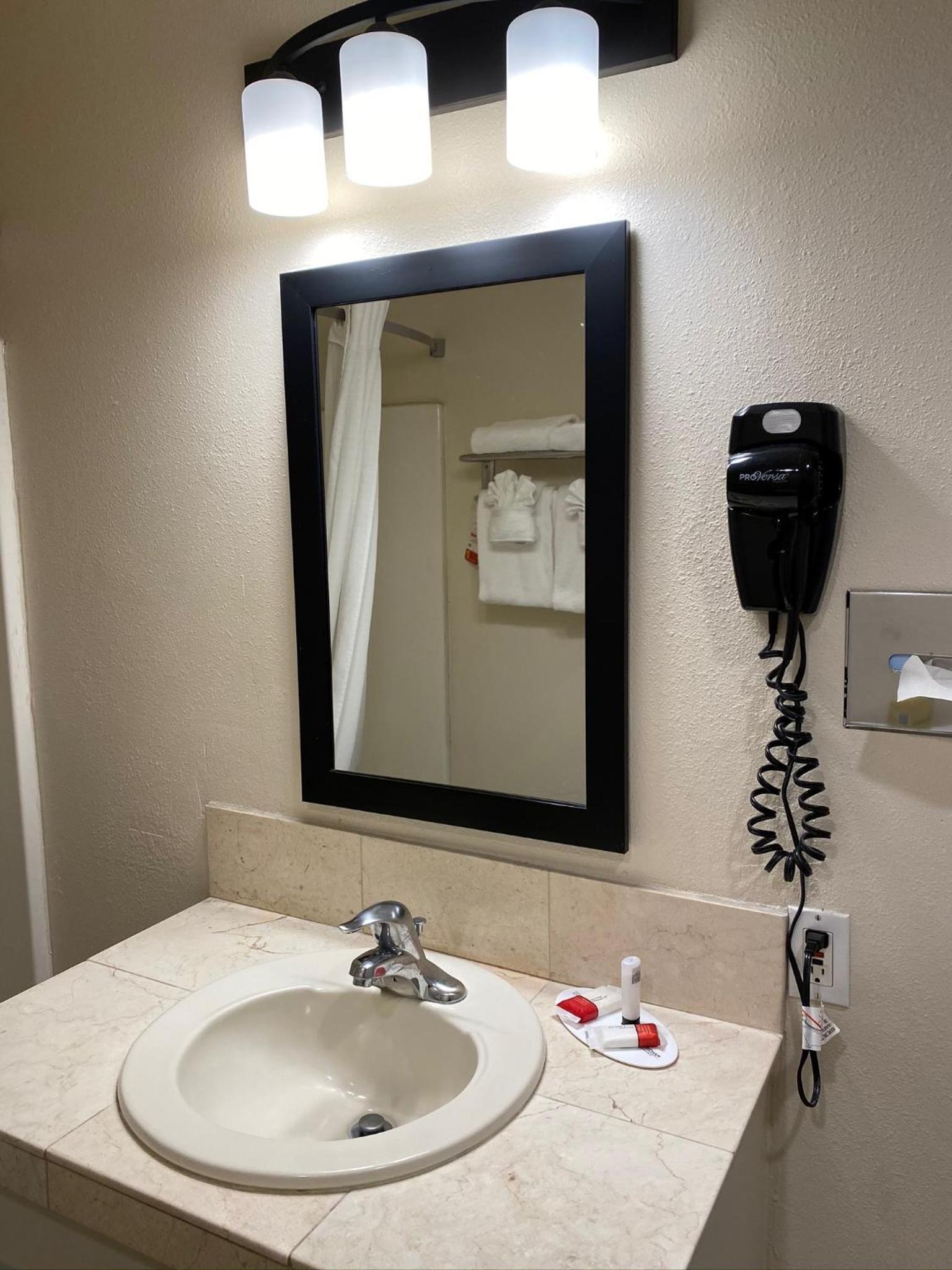 Deluxe Queen Room with Two Queen Beds - Non-Smoking - Photo 4