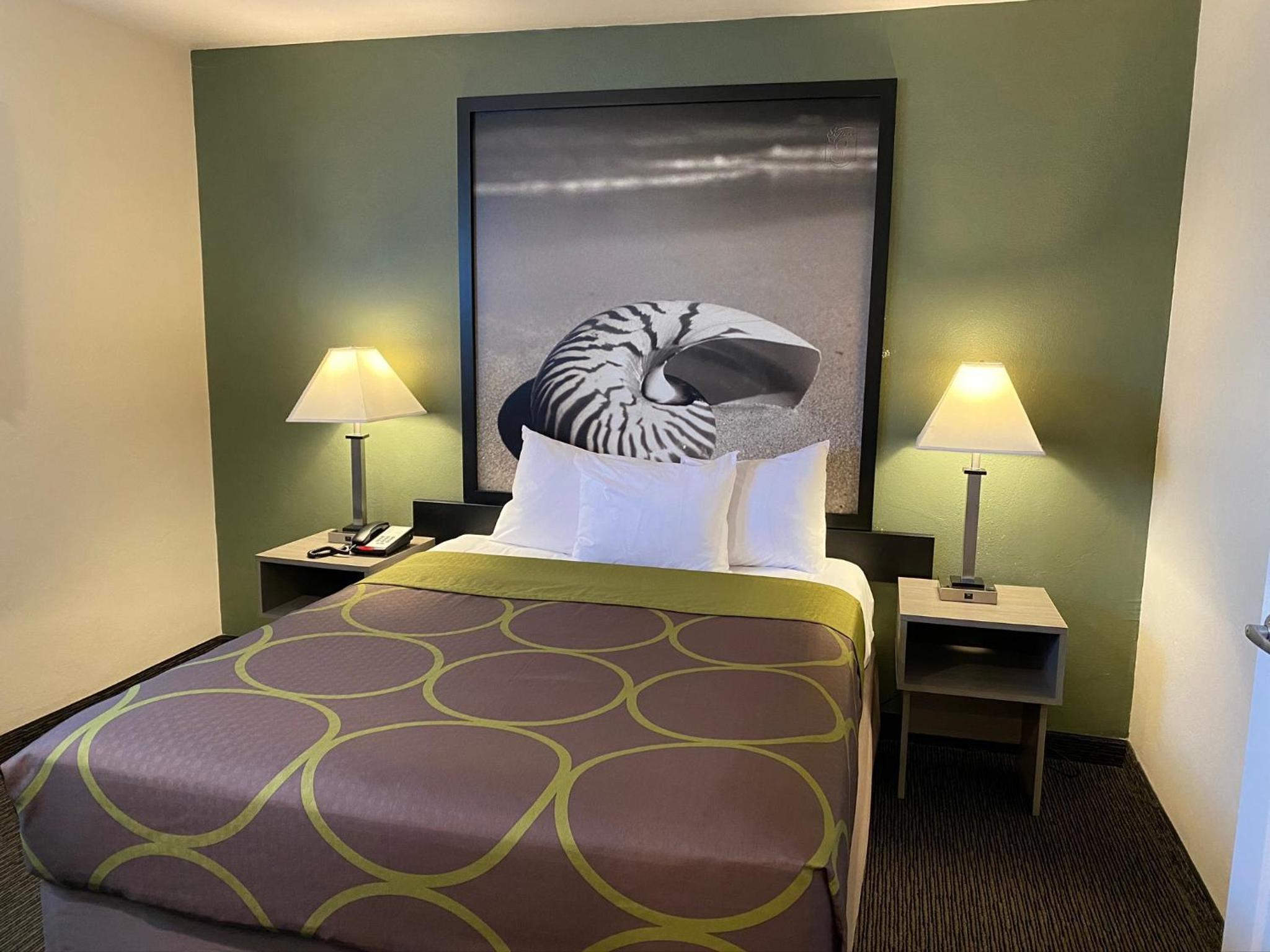 Deluxe Queen Room with Two Queen Beds - Non-Smoking - Photo 2