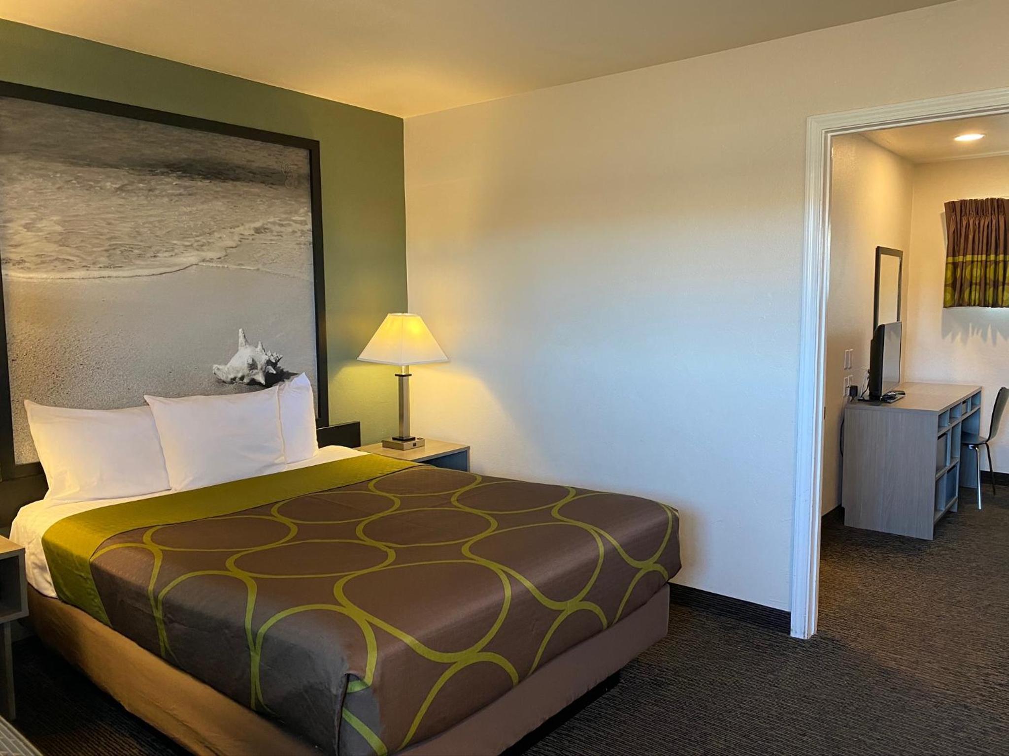 Deluxe Queen Room with Two Queen Beds - Non-Smoking - Photo 1