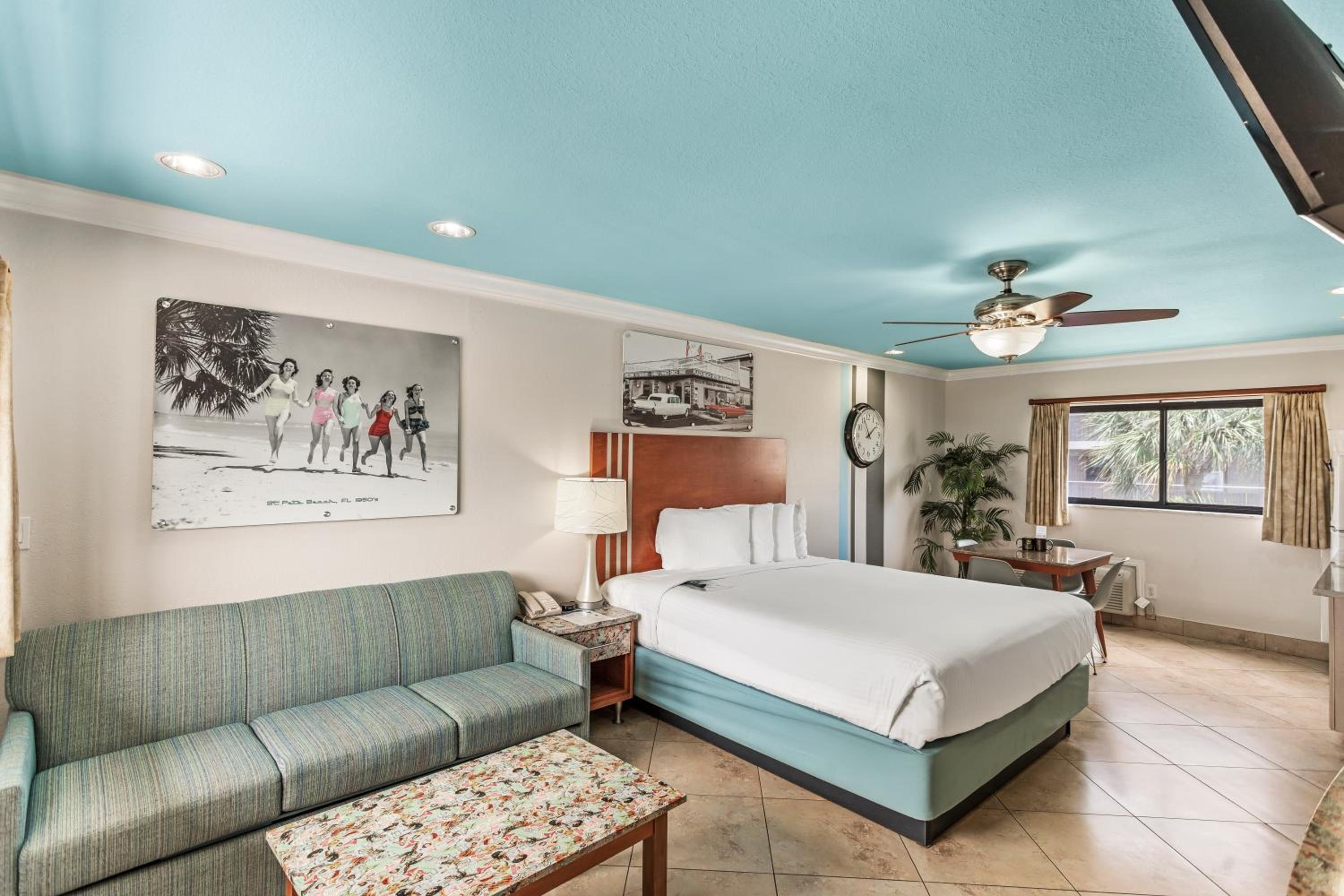 Deluxe Efficiency Suite: 1 King Bed and 1 Sofa Bed - Photo 1