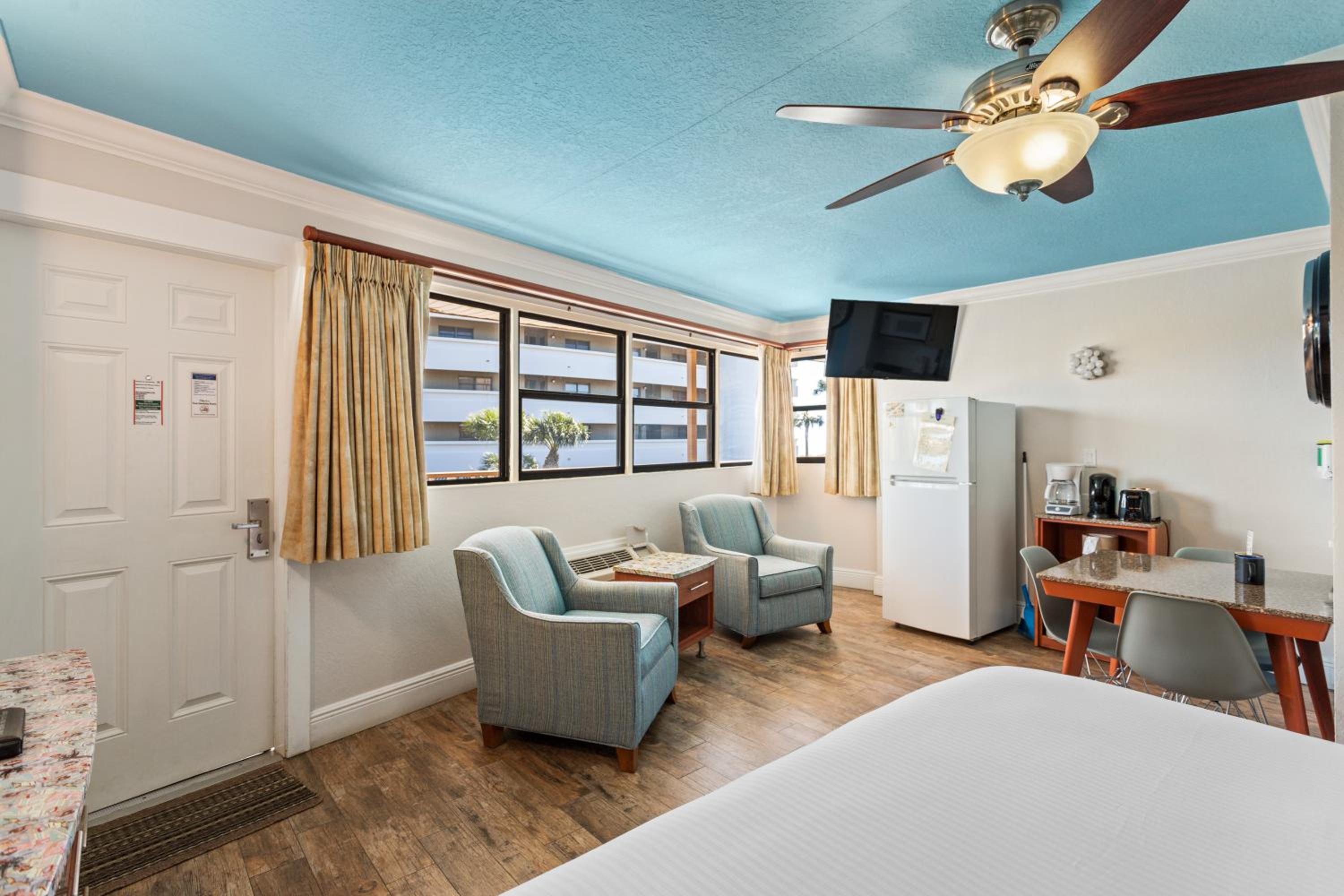 Superior Gulf View Suite: 1 King Bed - Photo 1