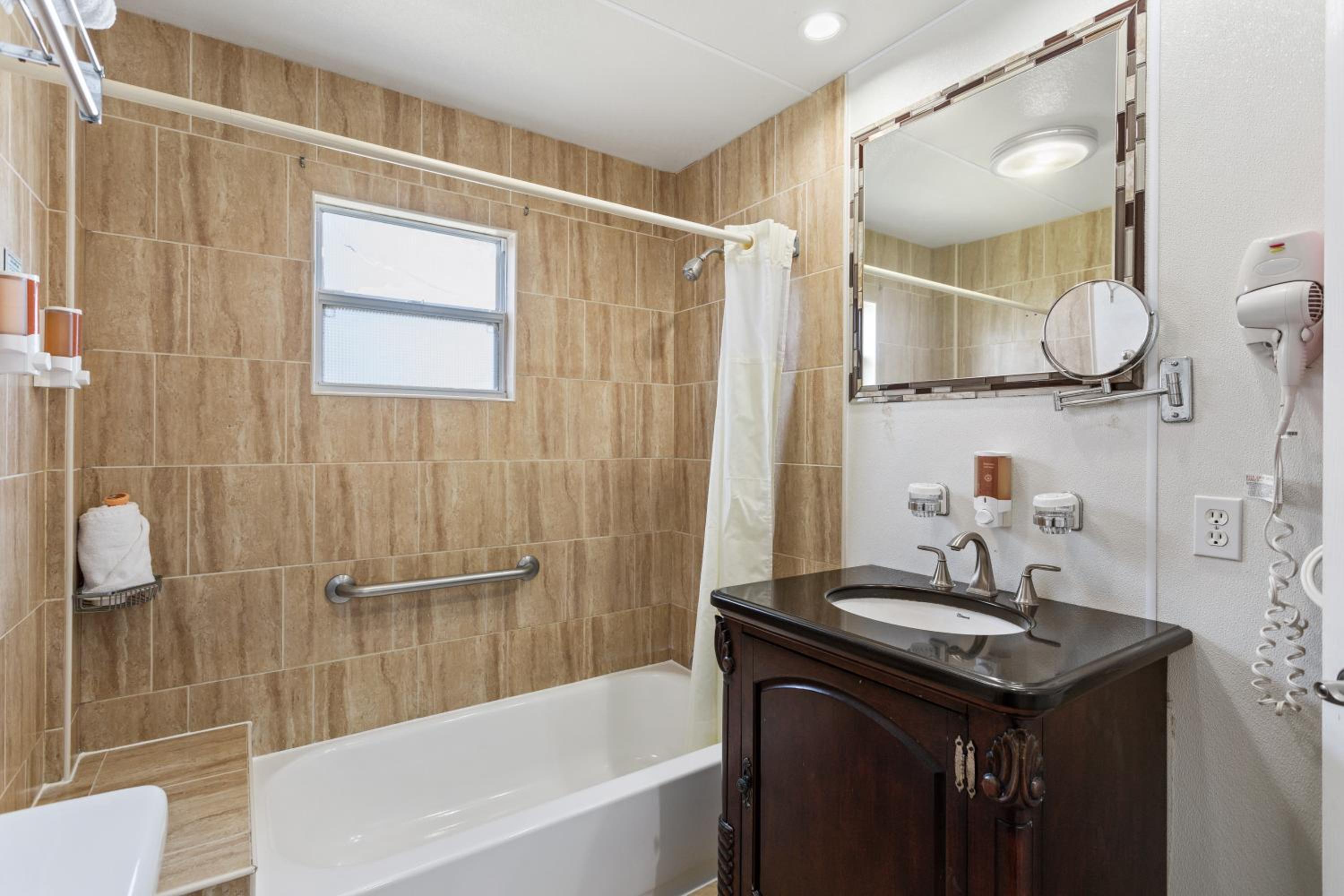 Deluxe One Bedroom Suite: 2 Queen Beds in Bedroom and 1 Sleeper Sofa - Photo 4