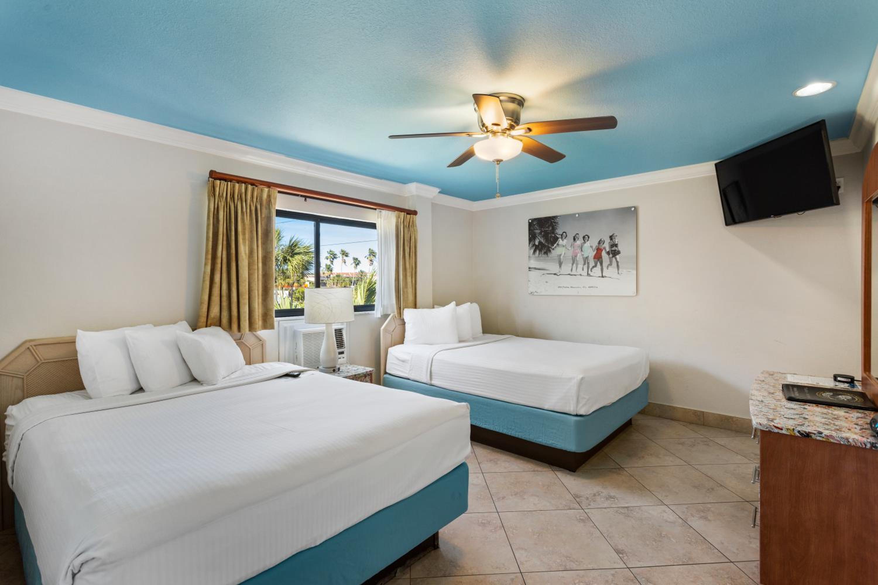 Deluxe One Bedroom Suite: 2 Queen Beds in Bedroom and 1 Sleeper Sofa - Photo 1