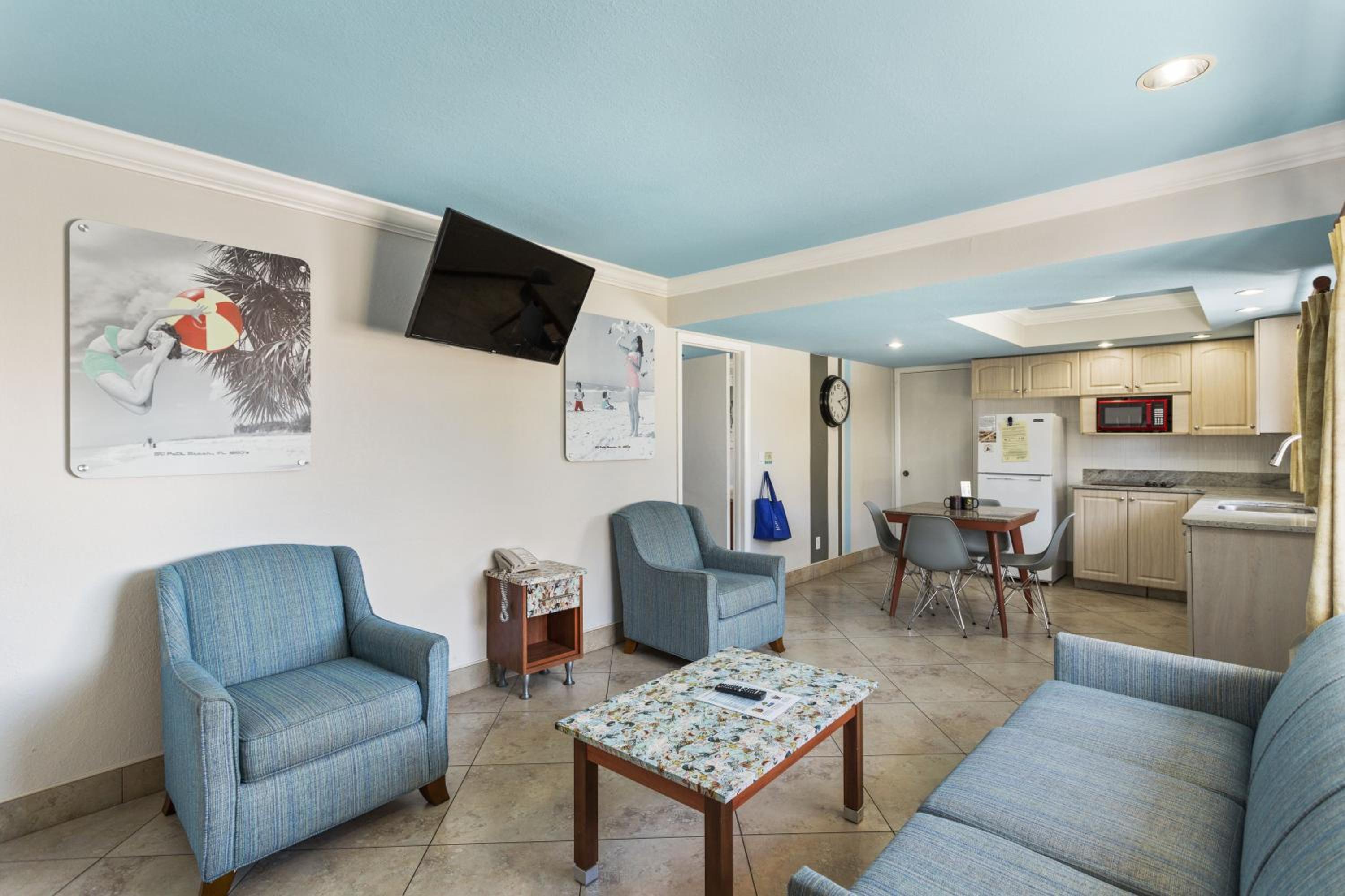 Deluxe One Bedroom Suite: 2 Queen Beds in Bedroom and 1 Sleeper Sofa - Photo 3