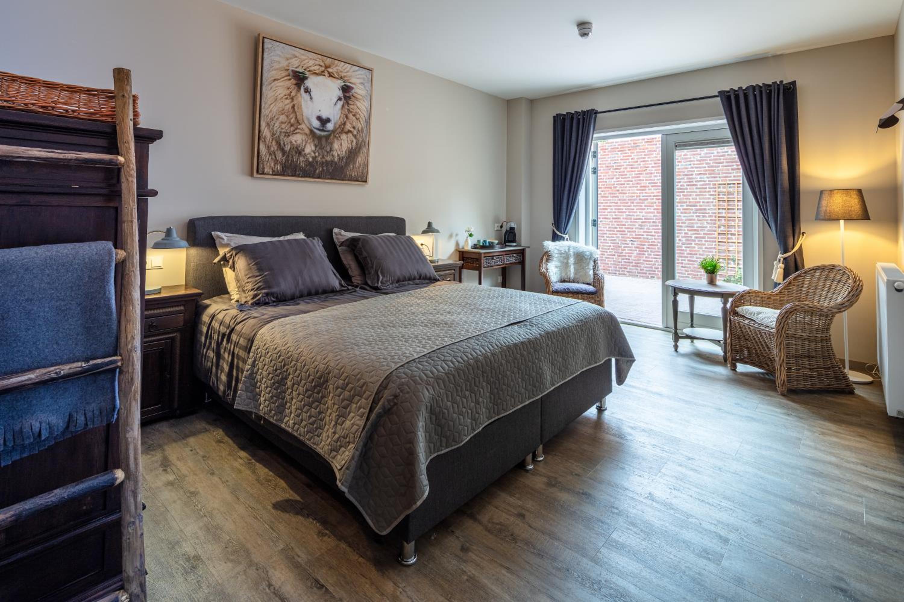 Deluxe King Room - Photo 9