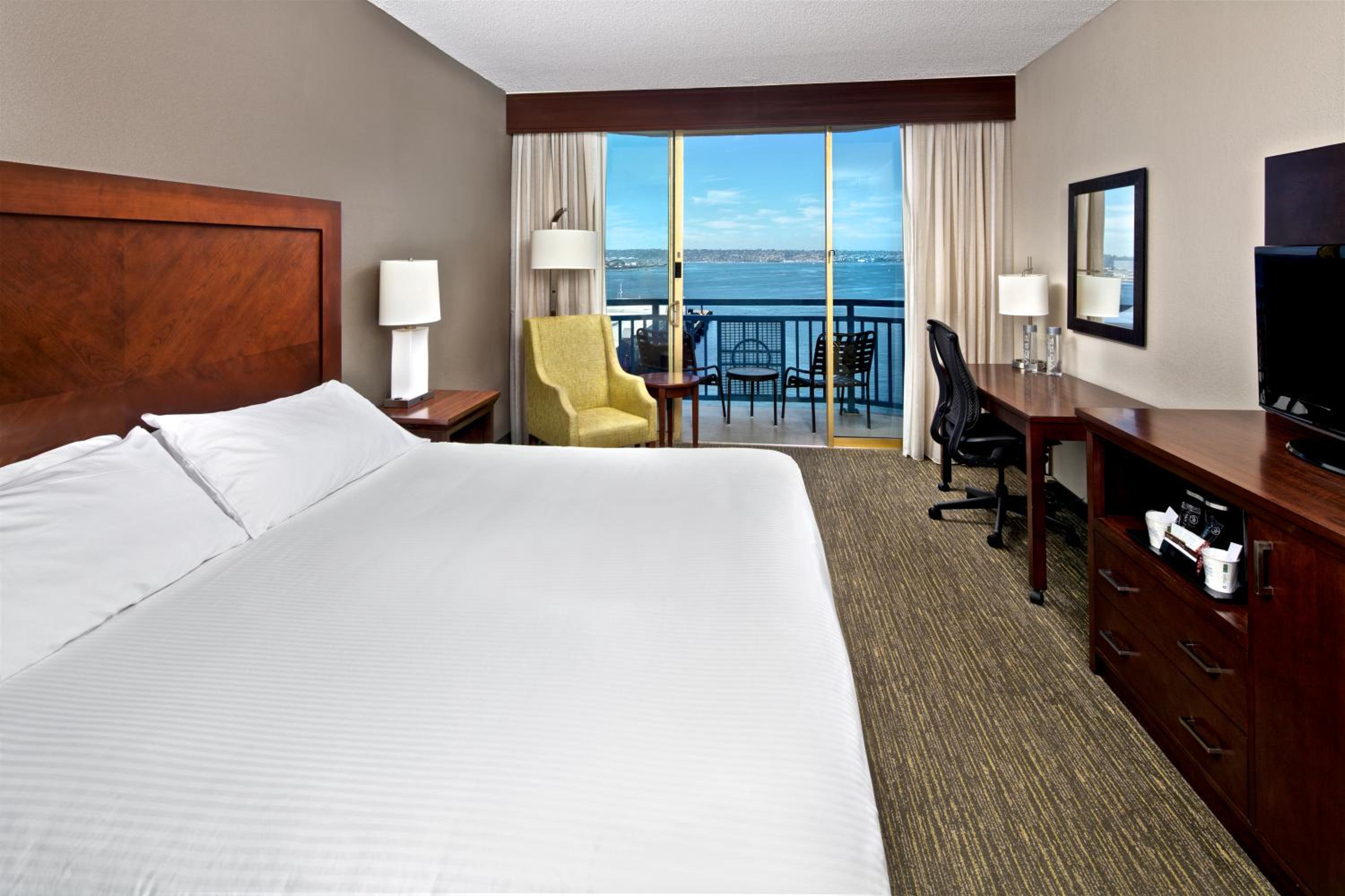 Premium Parlor Suite with Bay View - Non-Smoking thumbnail 5